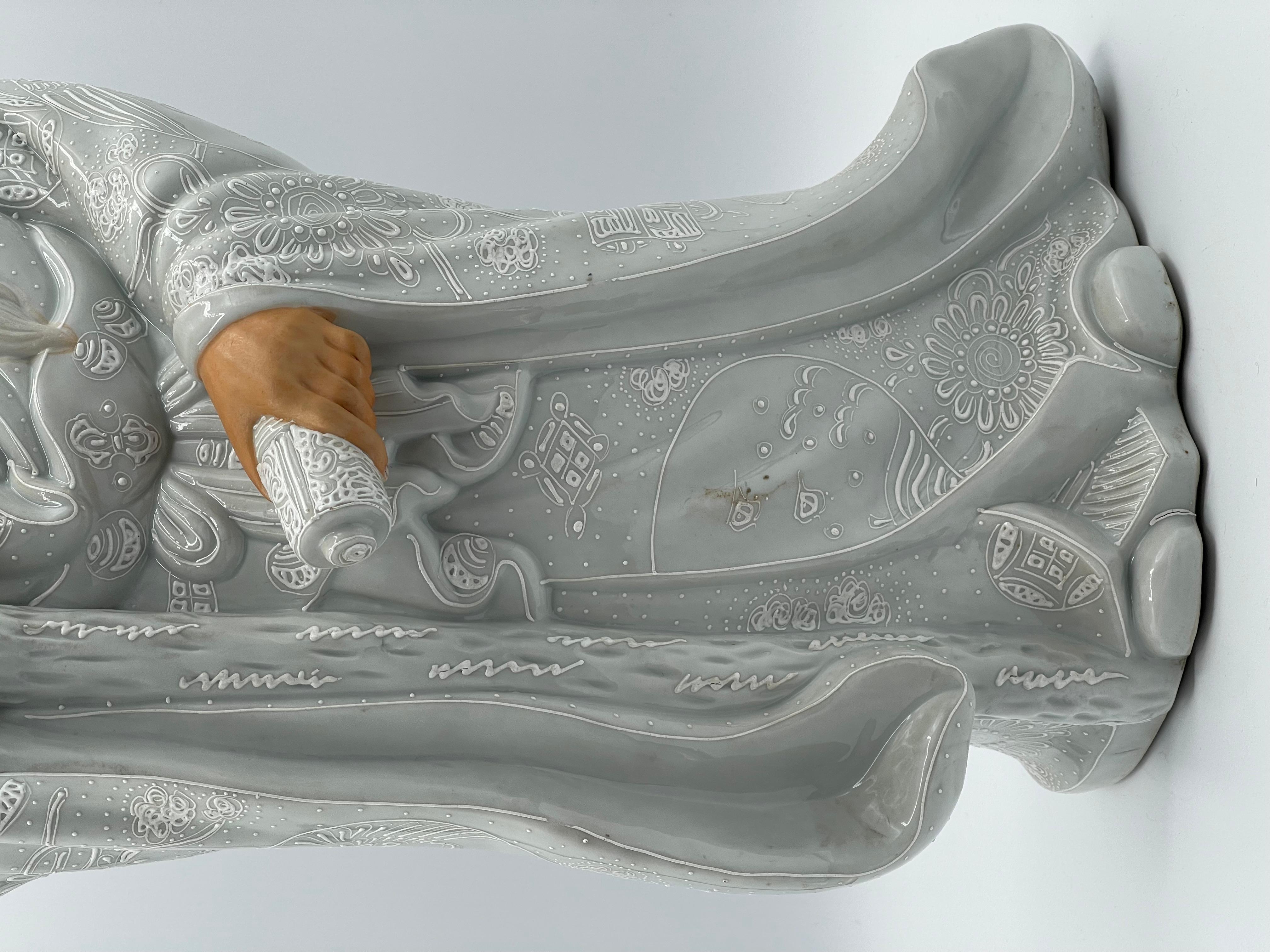 Porcellana giapponese del periodo Showa: vecchio in piedi che tiene il bastone e la pergamena, ca. 1960

MARCATURE
Firmato in basso.

DIMENSIONI:
Altezza: 19 pollici
Larghezza: 7,5 pollici
Profondità: 7 pollici
