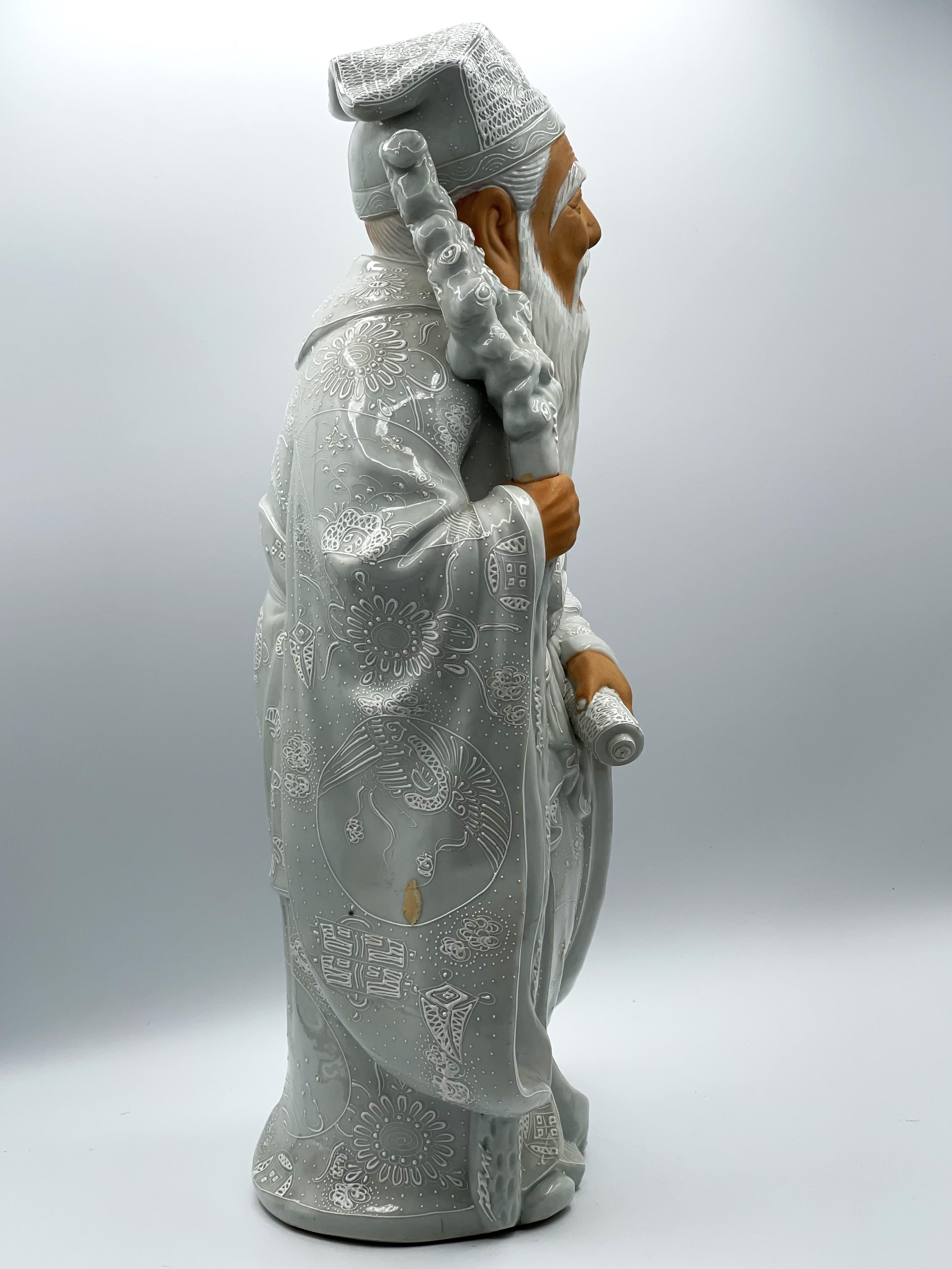 Giapponese Vecchio in piedi in porcellana giapponese del periodo Showa con bastone e pergamena, ca. 1960 in vendita