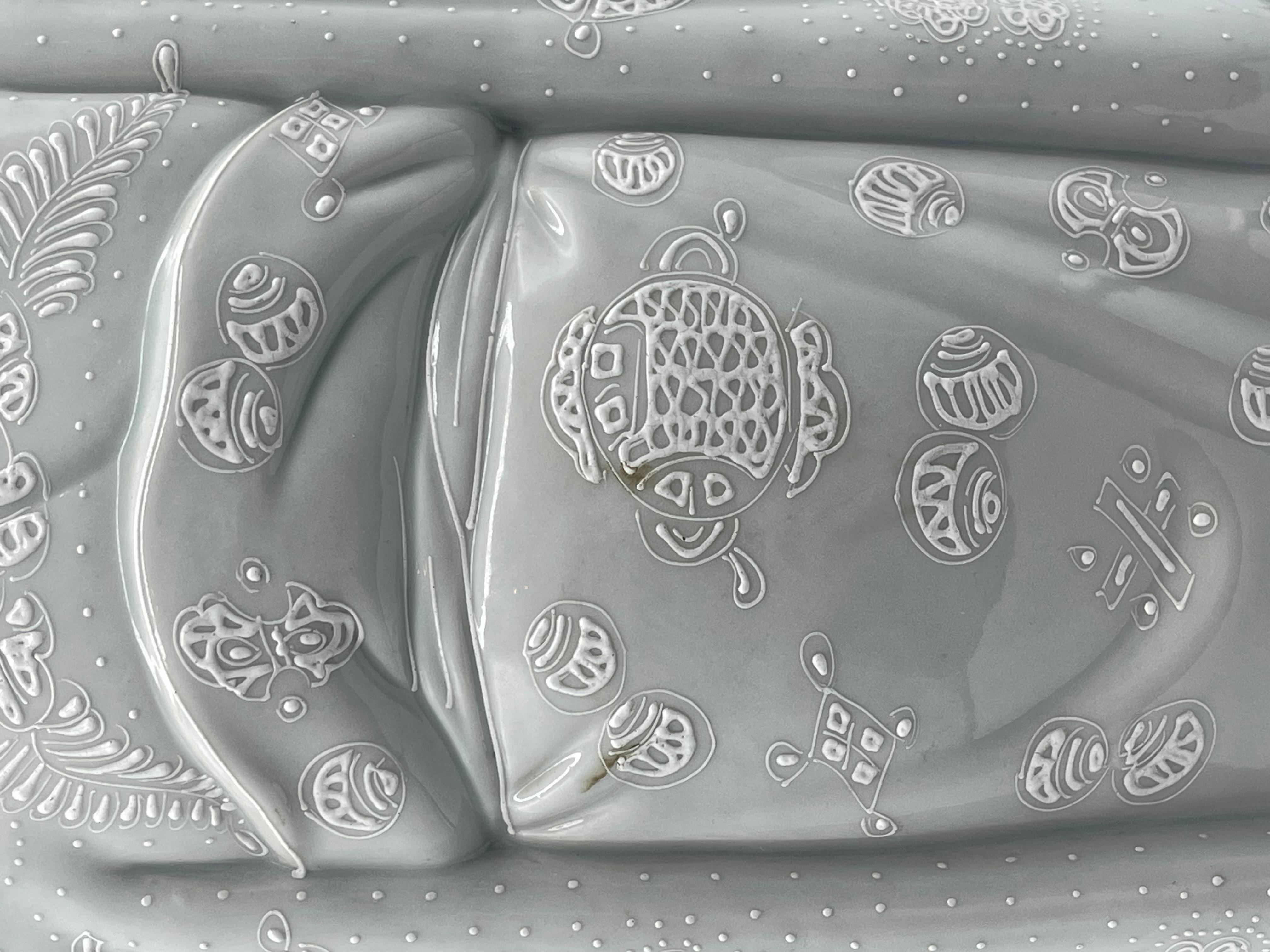 Metà XX secolo Vecchio in piedi in porcellana giapponese del periodo Showa con bastone e pergamena, ca. 1960 in vendita