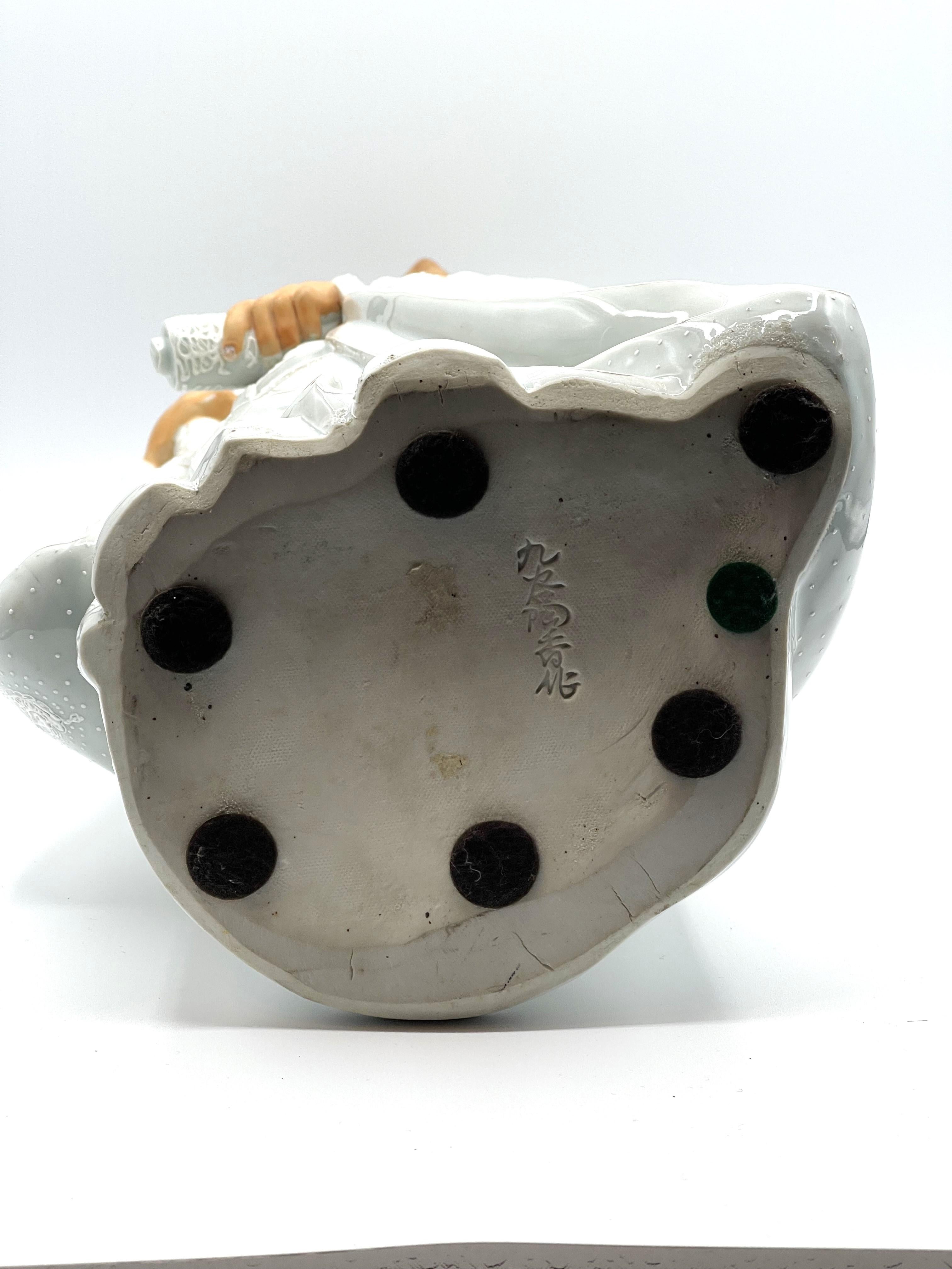 Porcellana Vecchio in piedi in porcellana giapponese del periodo Showa con bastone e pergamena, ca. 1960 in vendita