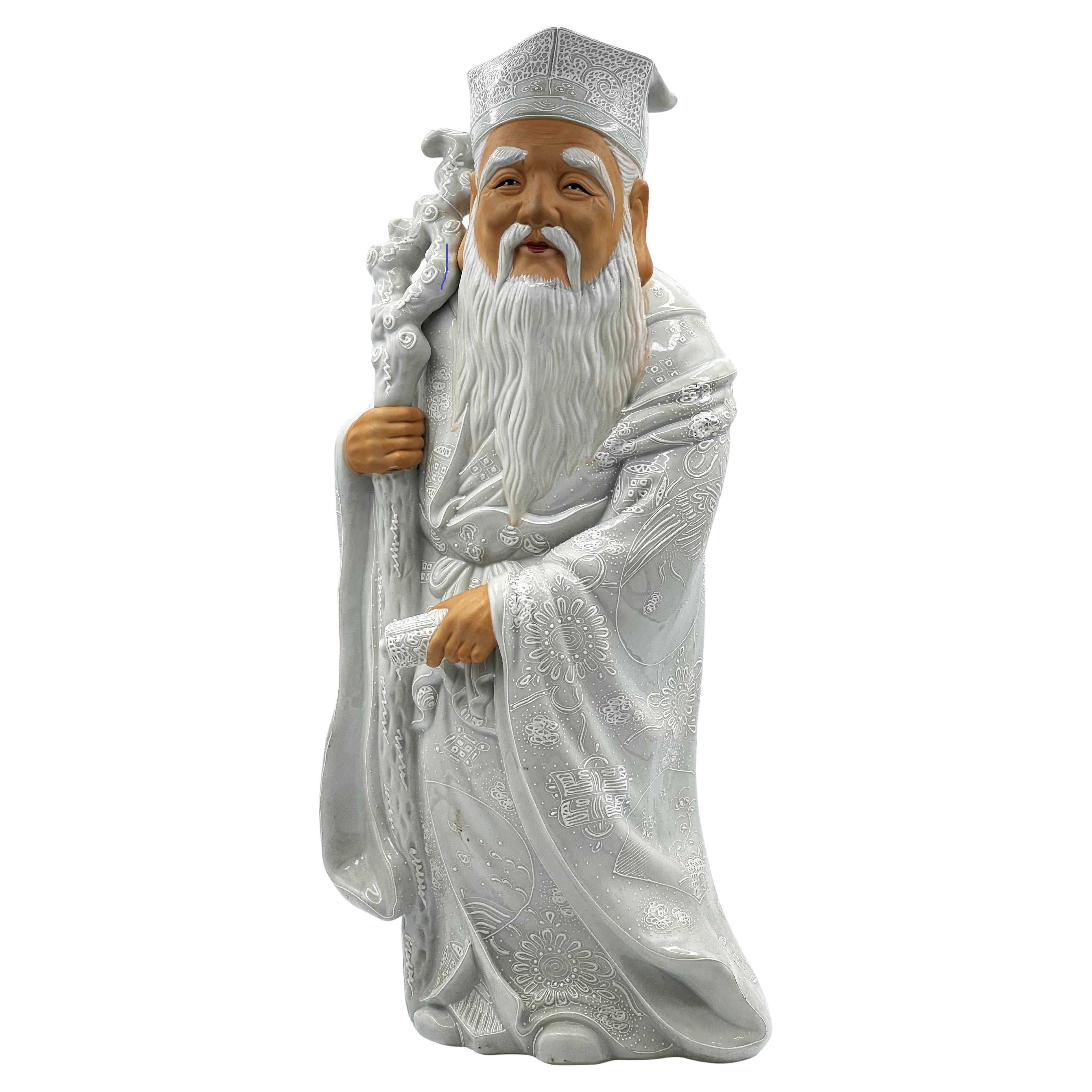 Vieil homme debout en porcelaine de la période Showa, avec bâton et rouleau, vers 1960 1960