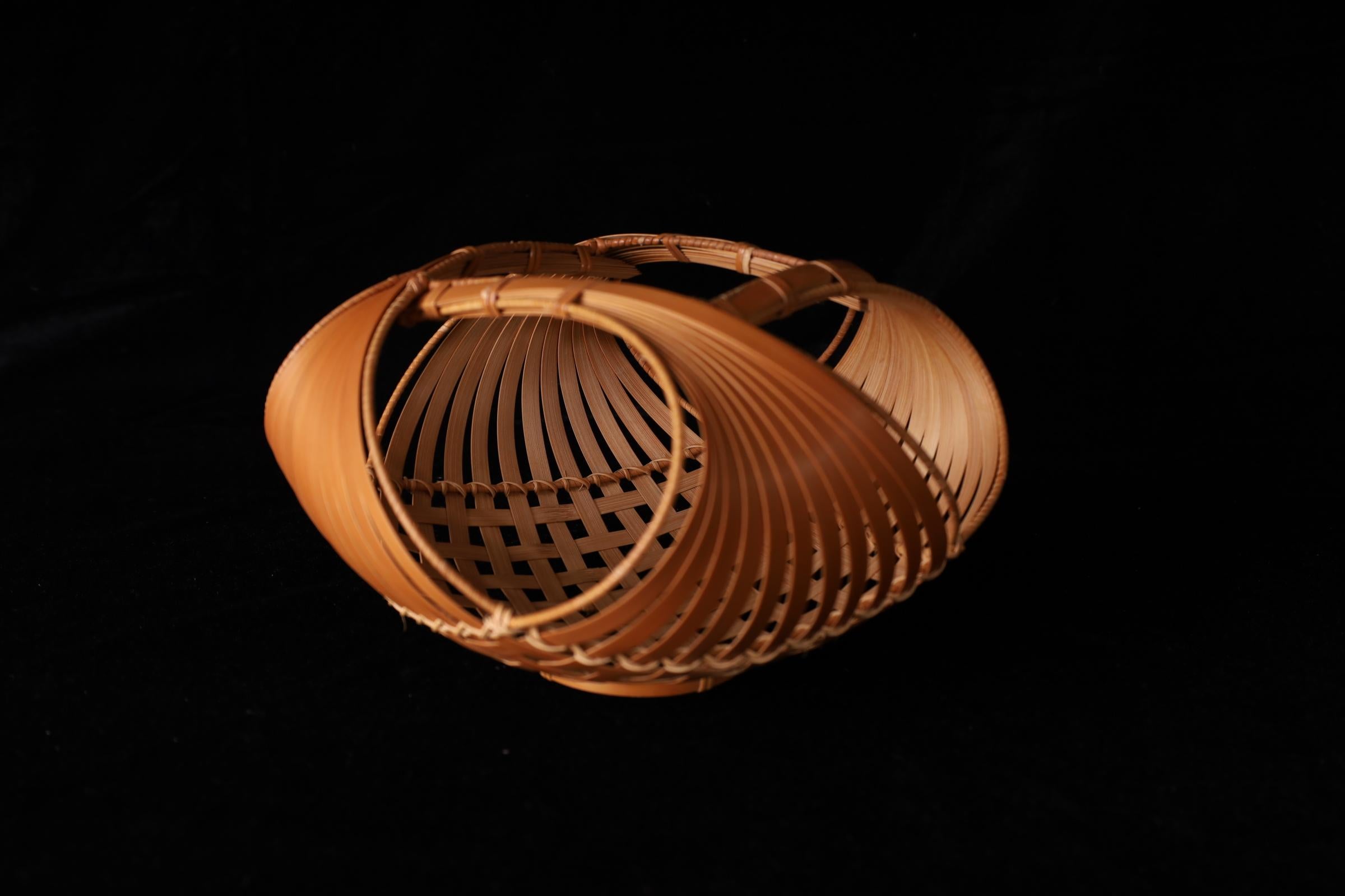 Cesto di fiori di bambù attorcigliato del periodo Showa giapponese in vendita 3