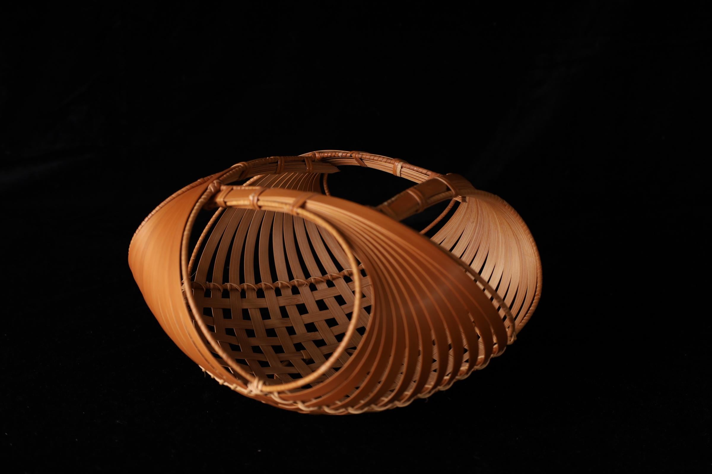 Cesto di fiori di bambù attorcigliato del periodo Showa giapponese in vendita 4