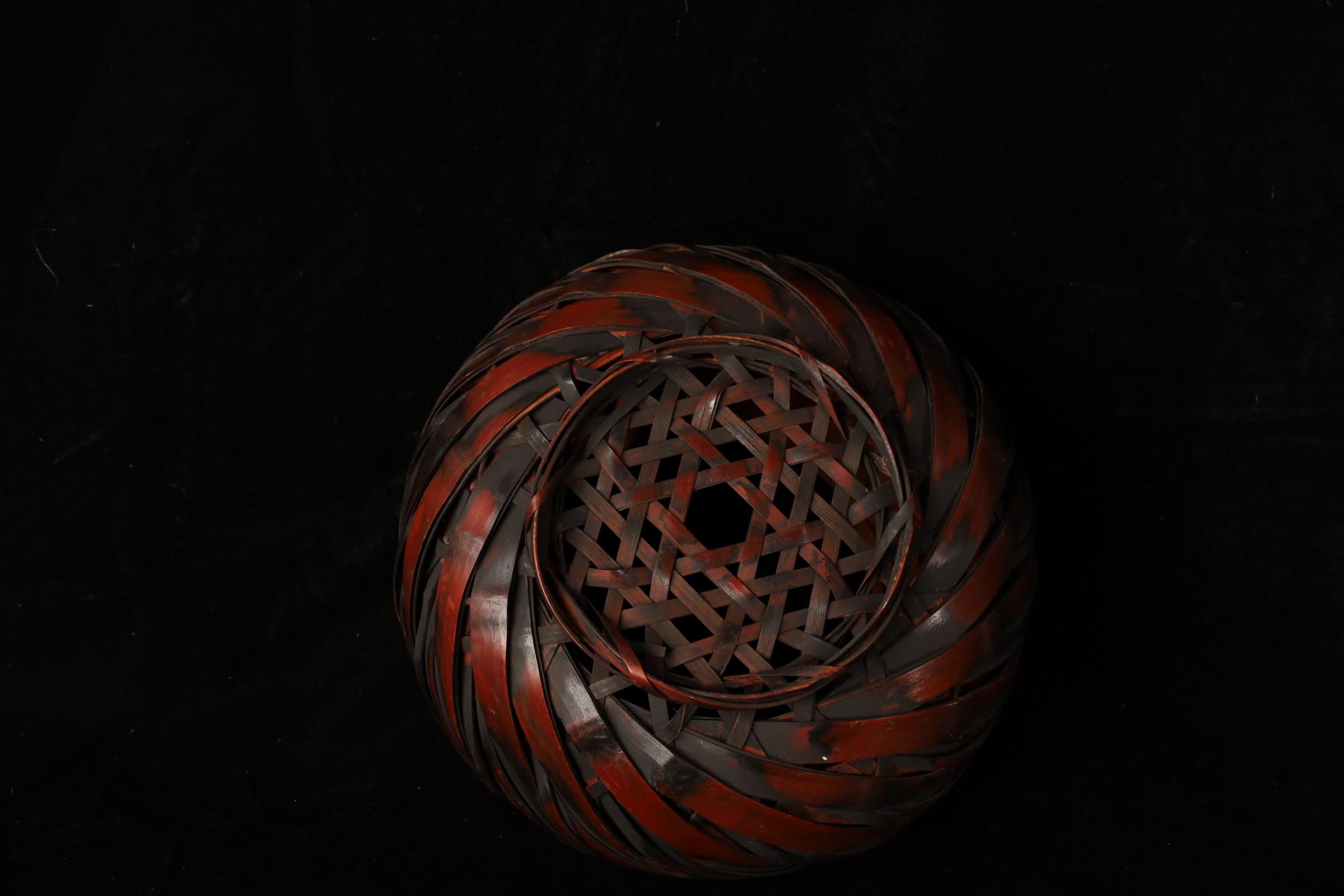 Cesto di fiori di bambù attorcigliato del periodo Showa giapponese in vendita 5