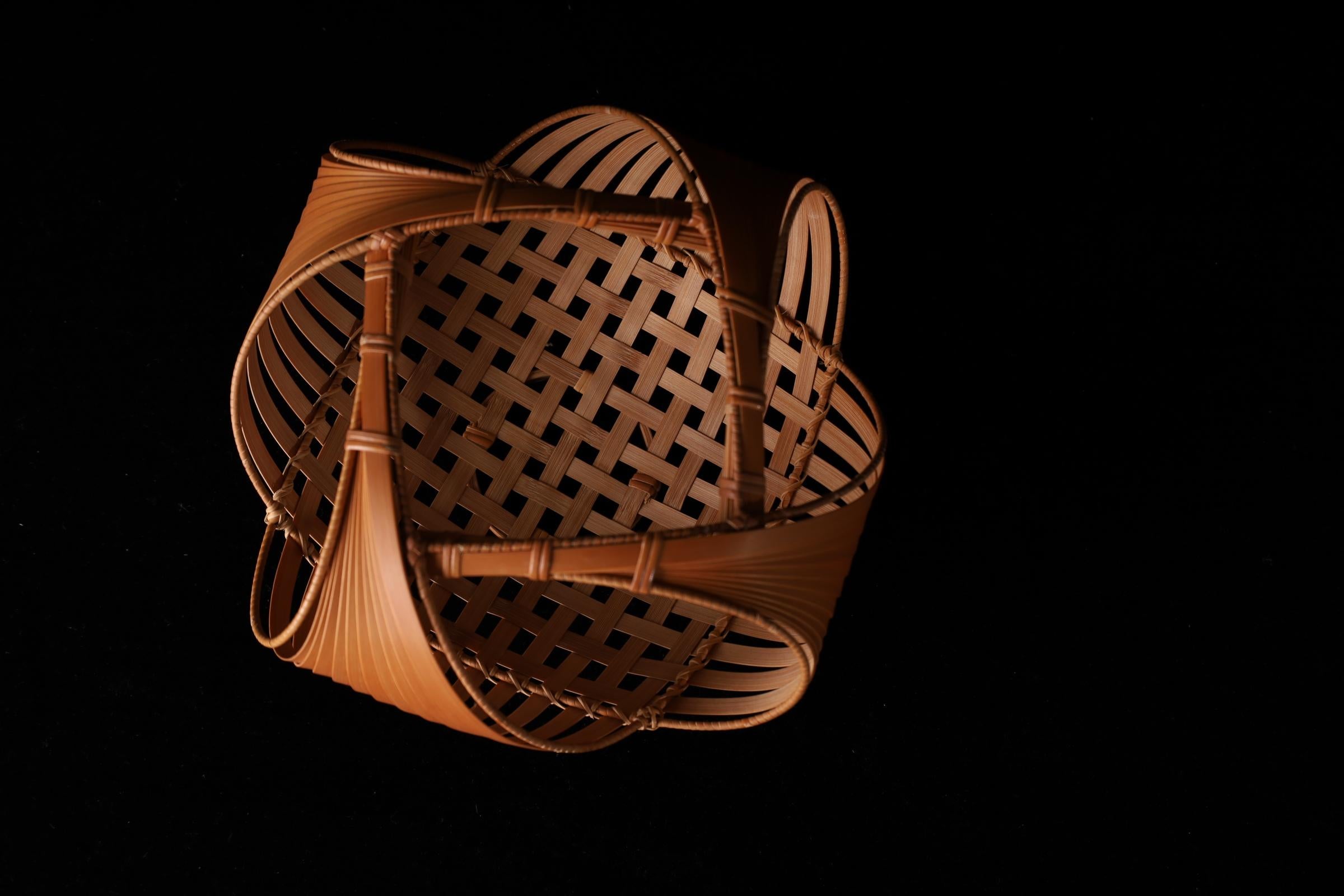 Cesto di fiori di bambù attorcigliato del periodo Showa giapponese in vendita 5