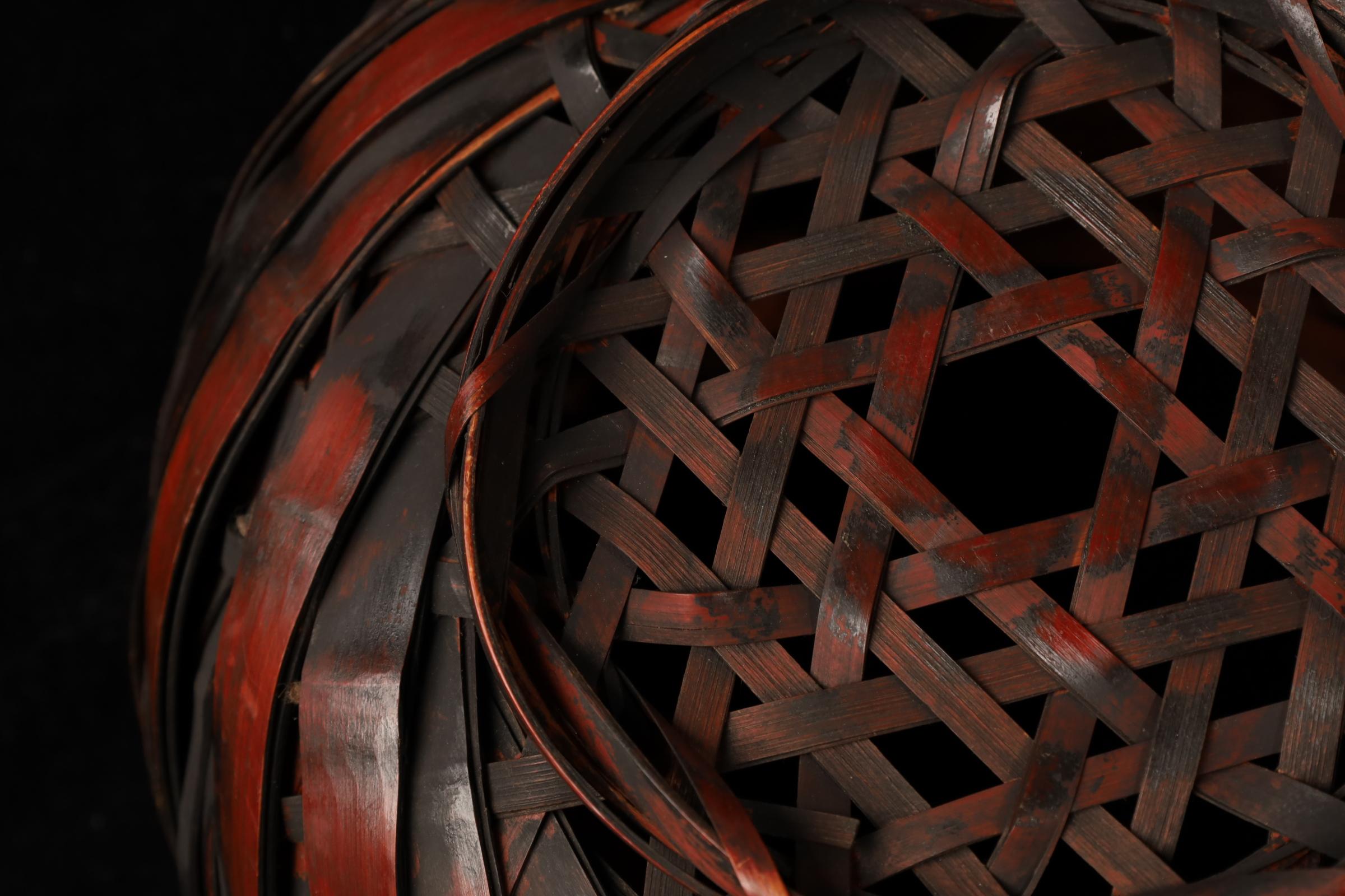 Cesto di fiori di bambù attorcigliato del periodo Showa giapponese in vendita 6