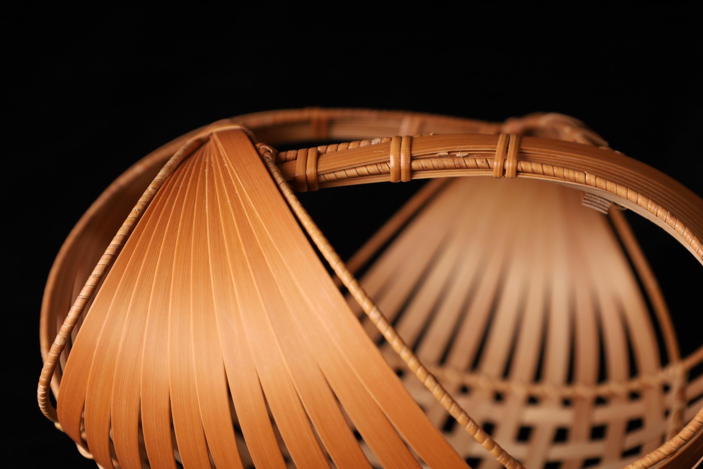 Giapponese Cesto di fiori di bambù attorcigliato del periodo Showa giapponese in vendita