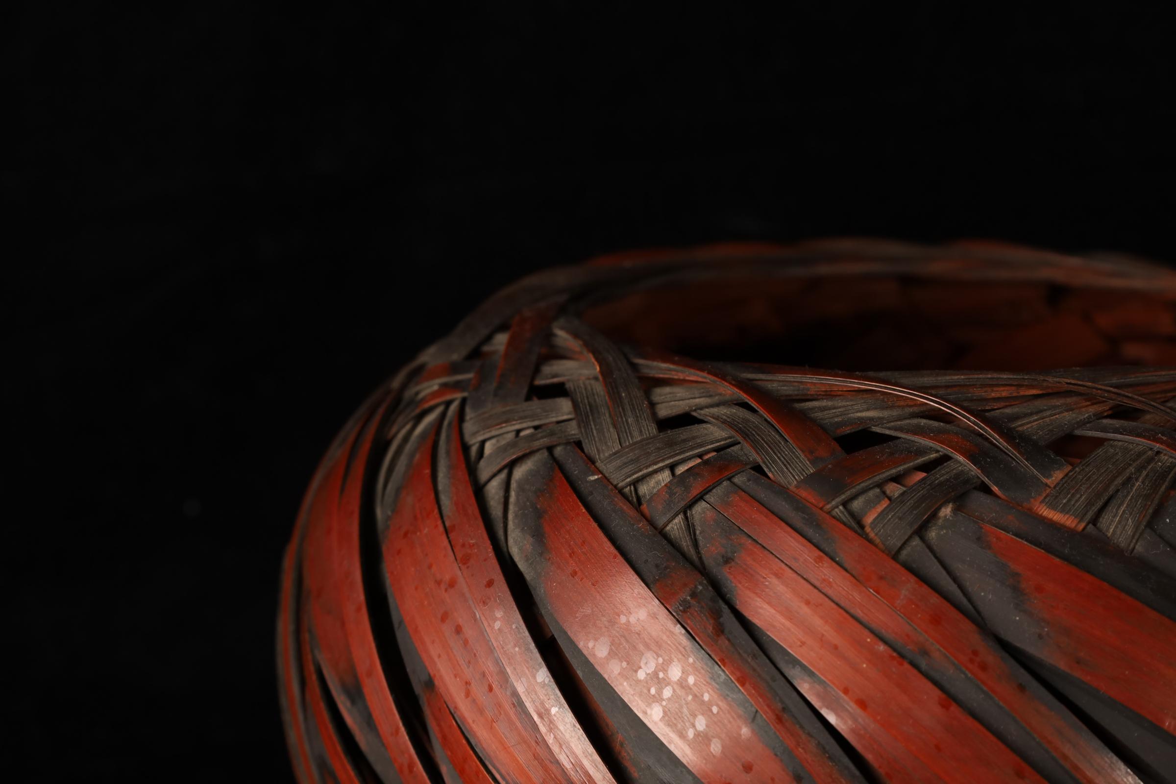 Tessuto a mano Cesto di fiori di bambù attorcigliato del periodo Showa giapponese in vendita