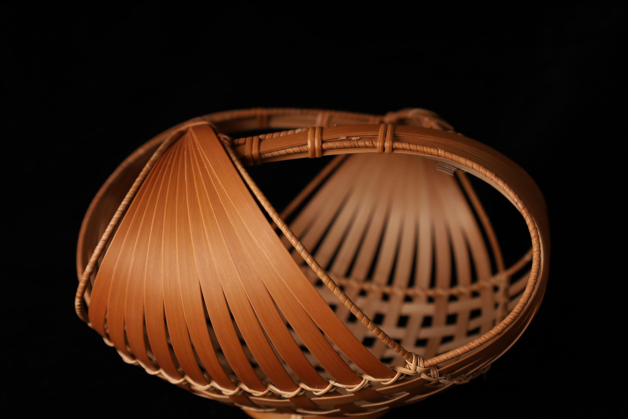 Tessuto a mano Cesto di fiori di bambù attorcigliato del periodo Showa giapponese in vendita