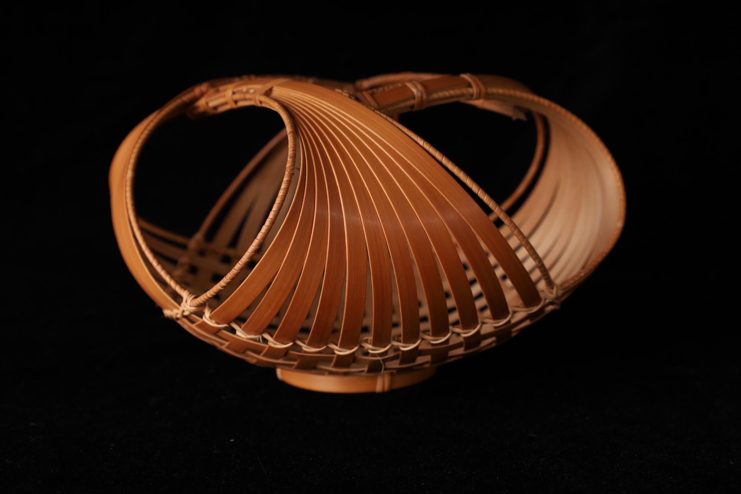 XXI secolo e contemporaneo Cesto di fiori di bambù attorcigliato del periodo Showa giapponese in vendita