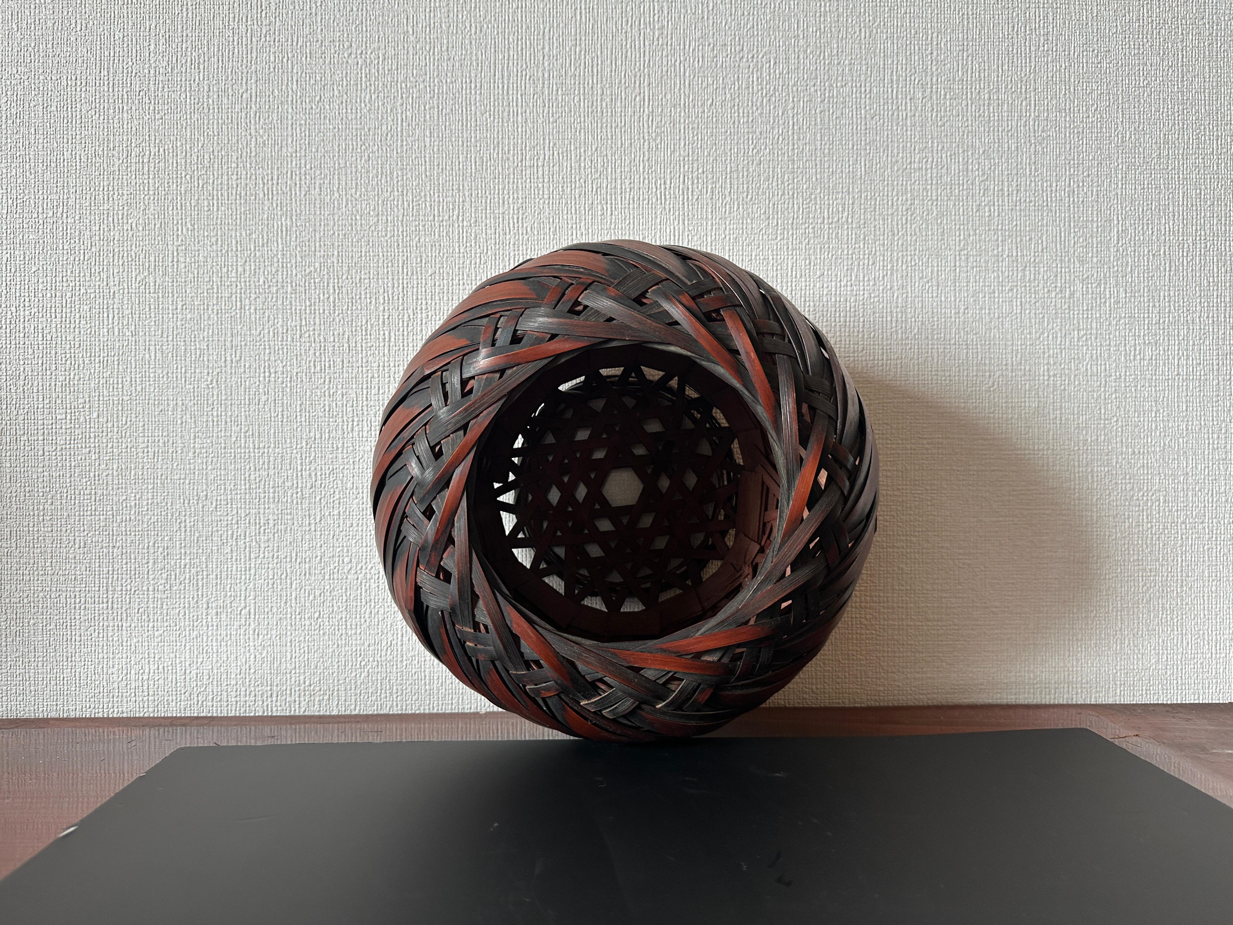 Bambou Panier à fleurs en bambou torsadé de la période japonaise Showa en vente