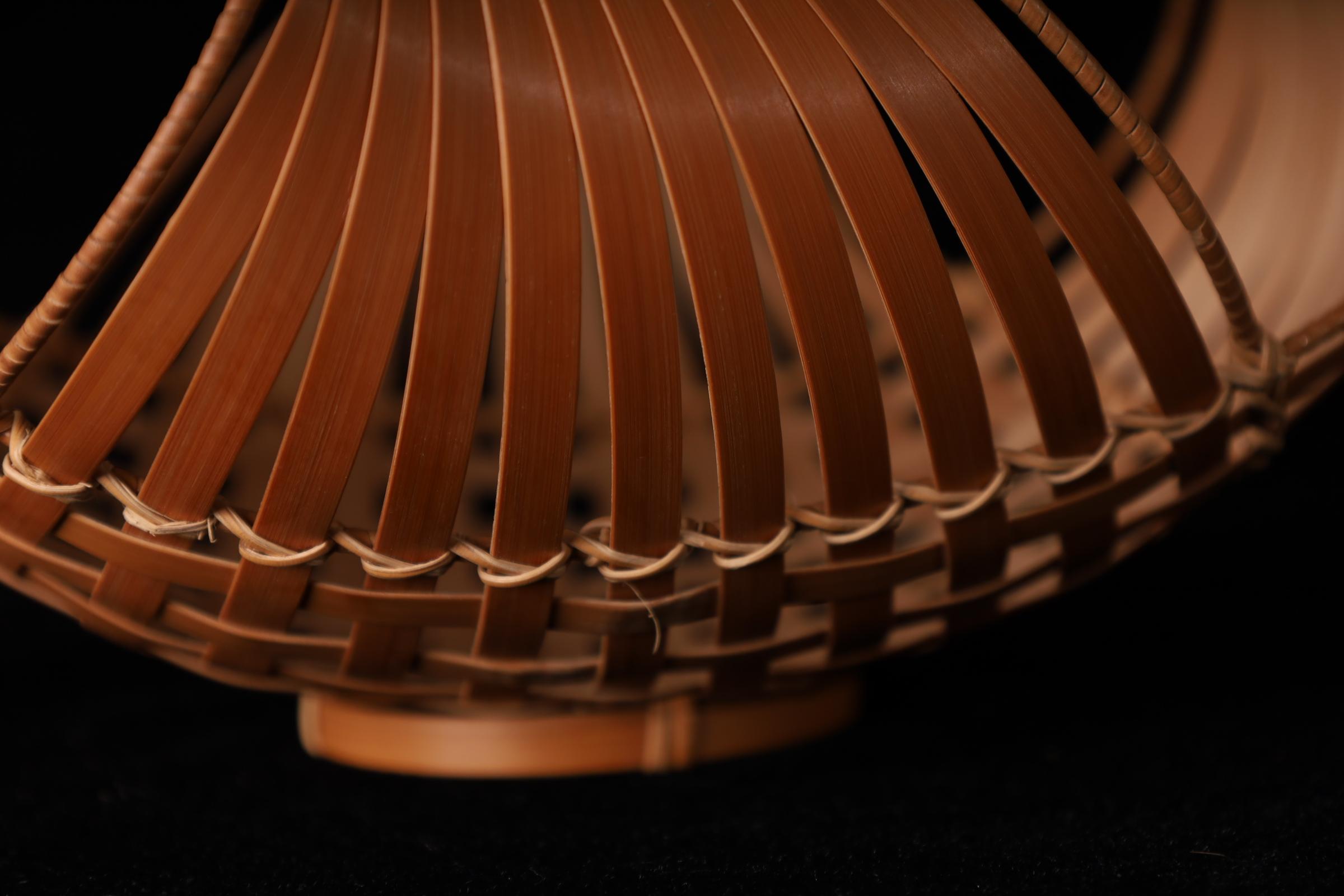 Bambù Cesto di fiori di bambù attorcigliato del periodo Showa giapponese in vendita