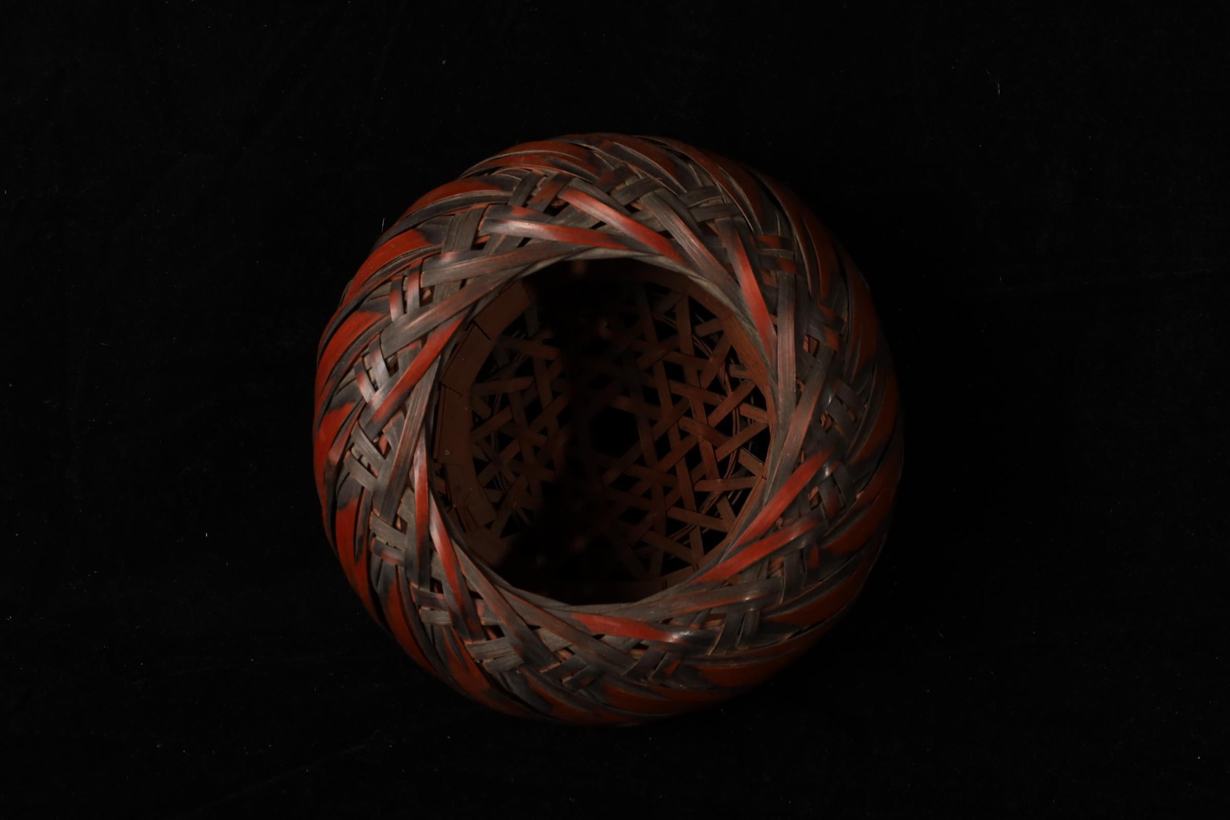 Cesto di fiori di bambù attorcigliato del periodo Showa giapponese in vendita 2