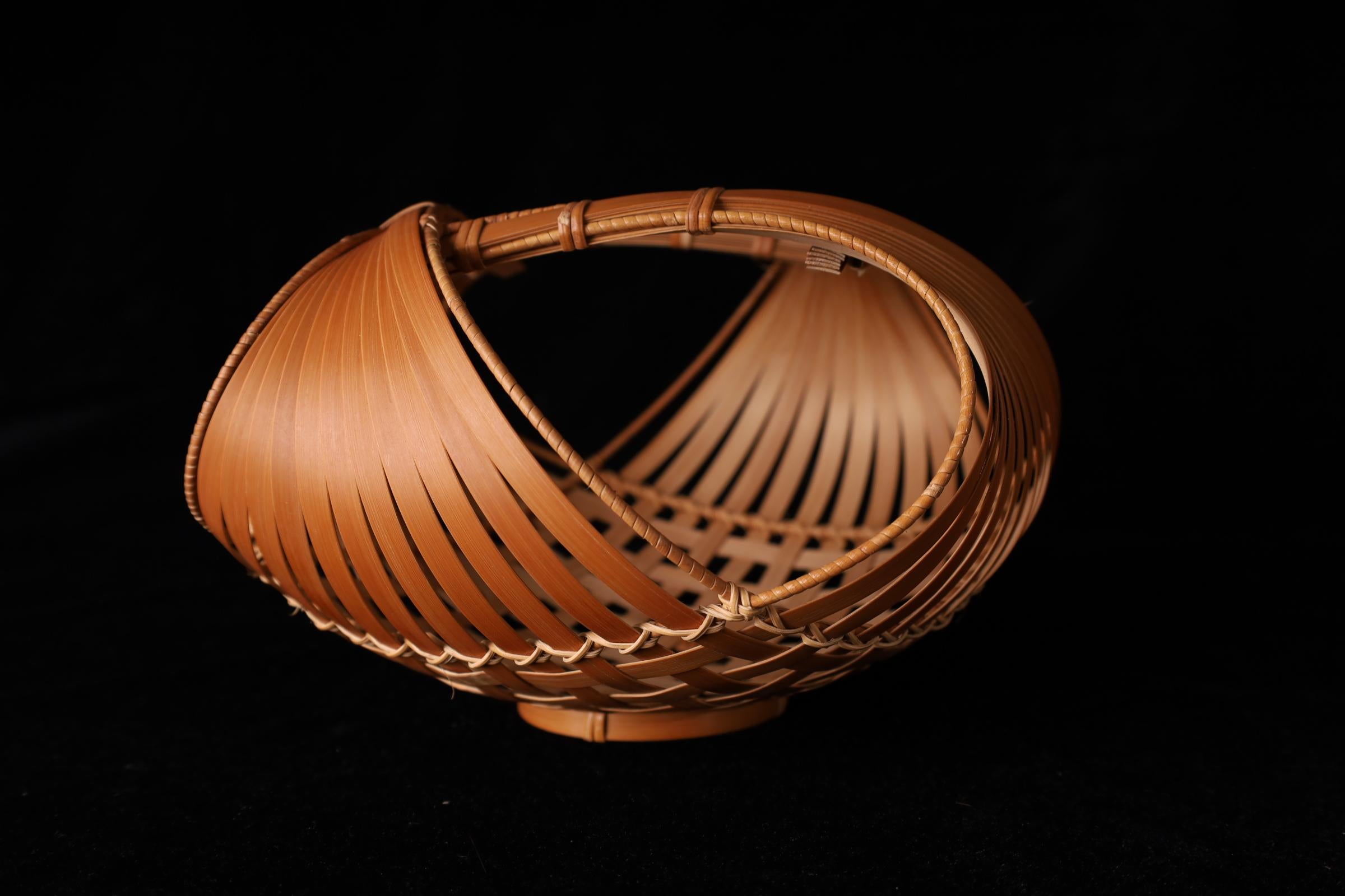 Cesto di fiori di bambù attorcigliato del periodo Showa giapponese in vendita 2