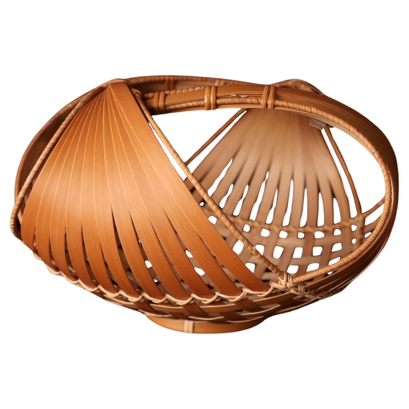 Panier à fleurs en bambou torsadé de la période japonaise Showa