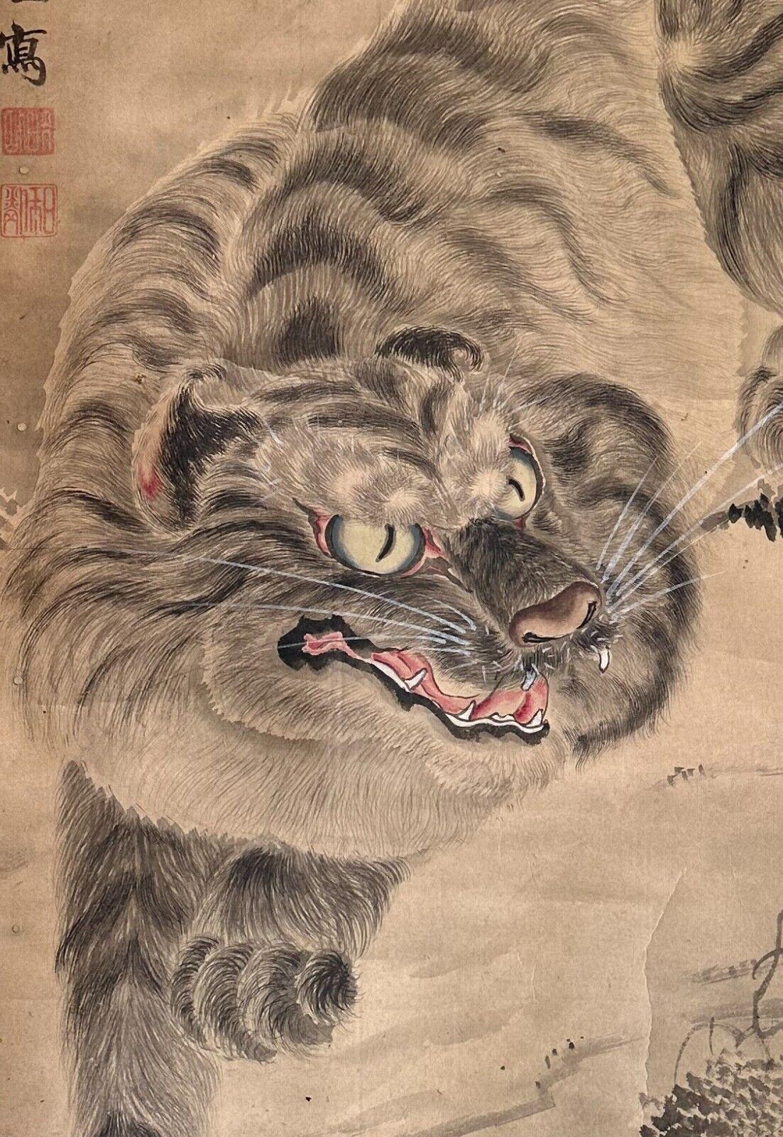 La energía dinámica del tigre, expresada a través de delicadas líneas .
La composición audaz y la pincelada precisa se combinan para crear un retrato dinámico que aporta un aire de elegancia y fuerza innegable a cualquier espacio.    < ZF30 IST >