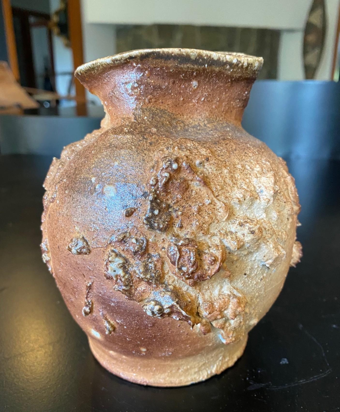 Un vase en poterie japonaise Shigaraki Ware tout à fait remarquable, présentant une texture glacée cendrée très abstraite et multicouche.  

La poterie Shigaraki Ware provient de la préfecture de Shiga, au Japon. Ce four est l'un des six fours
