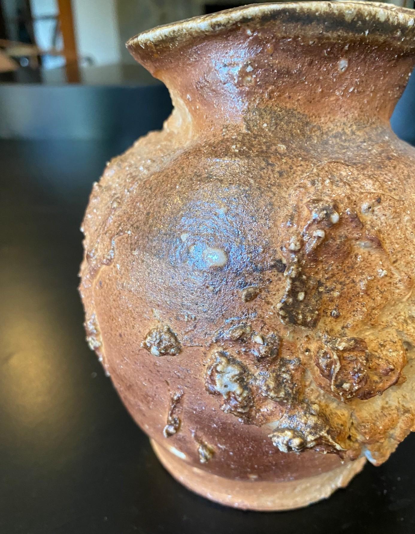 Showa Vase abstrait japonais signé artisan Mingei Shigaraki Ware Pottery Wabi-Sabi en vente