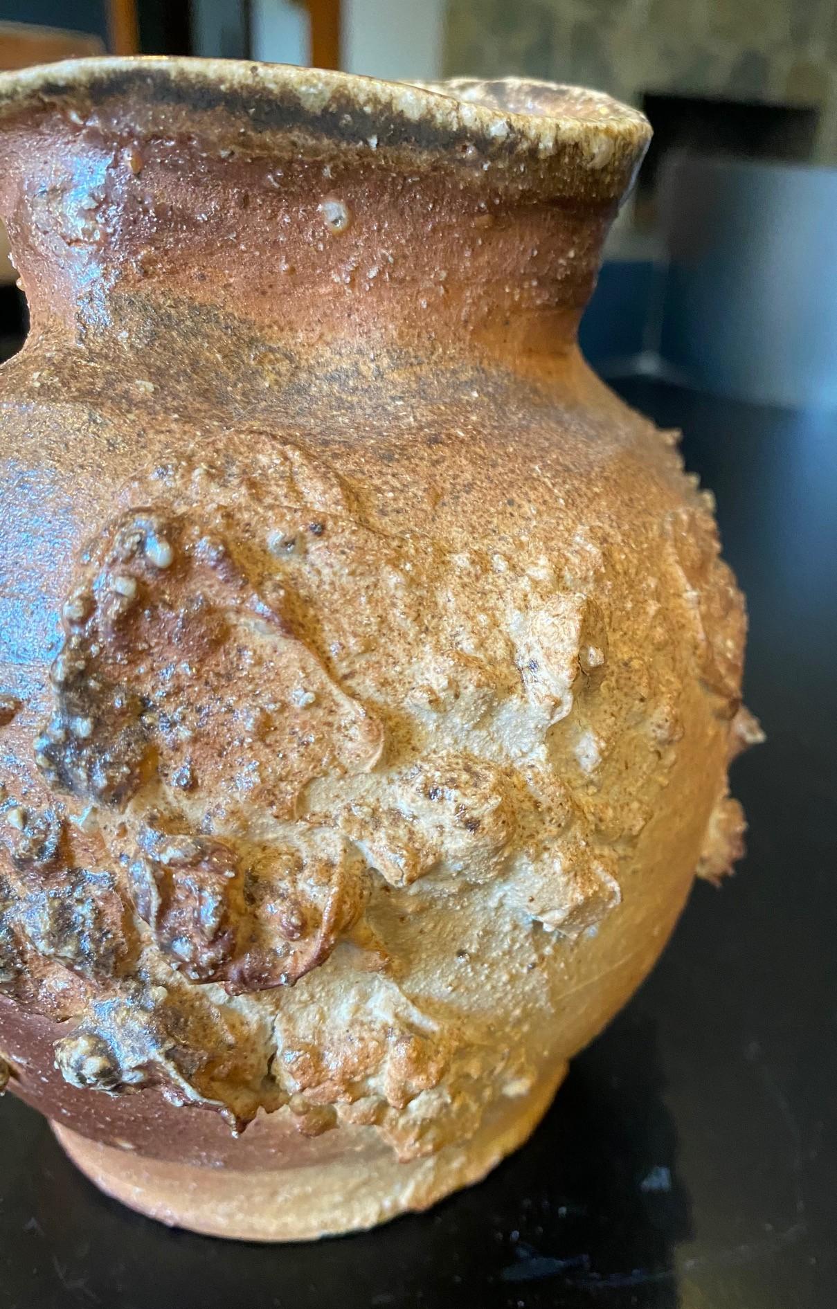 Japonais Vase abstrait japonais signé artisan Mingei Shigaraki Ware Pottery Wabi-Sabi en vente