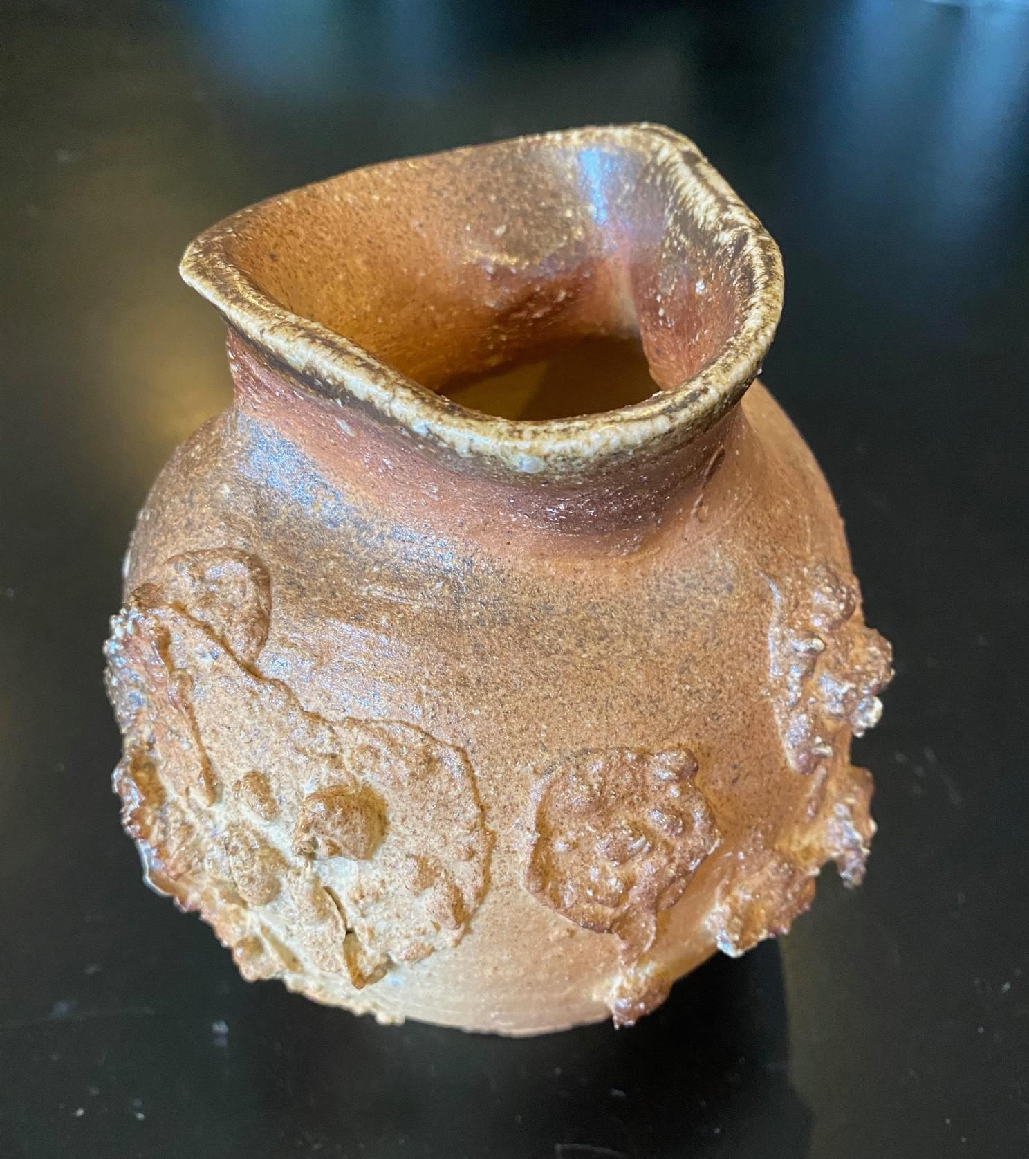 Vase abstrait japonais signé artisan Mingei Shigaraki Ware Pottery Wabi-Sabi Bon état - En vente à Studio City, CA