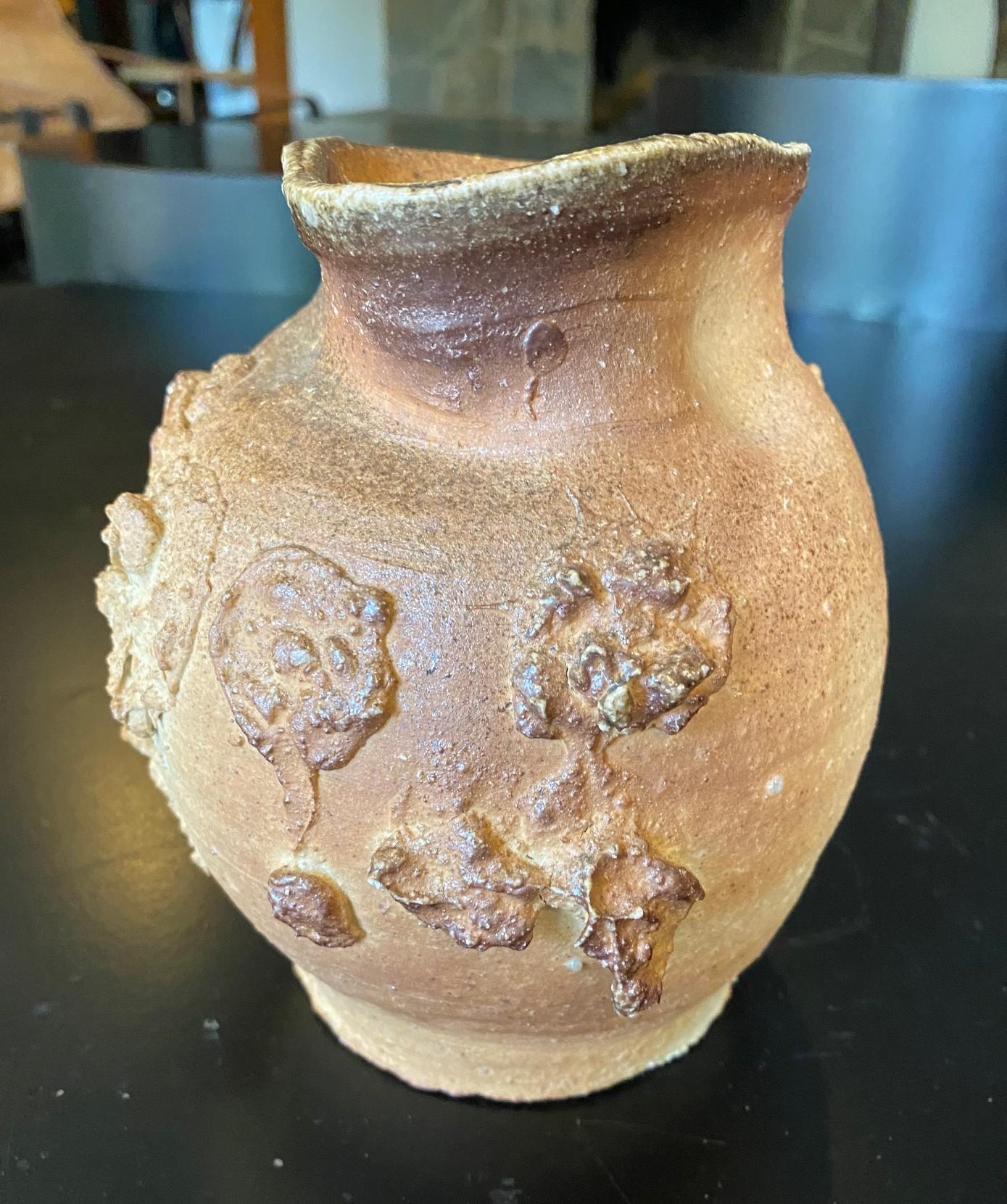 20ième siècle Vase abstrait japonais signé artisan Mingei Shigaraki Ware Pottery Wabi-Sabi en vente