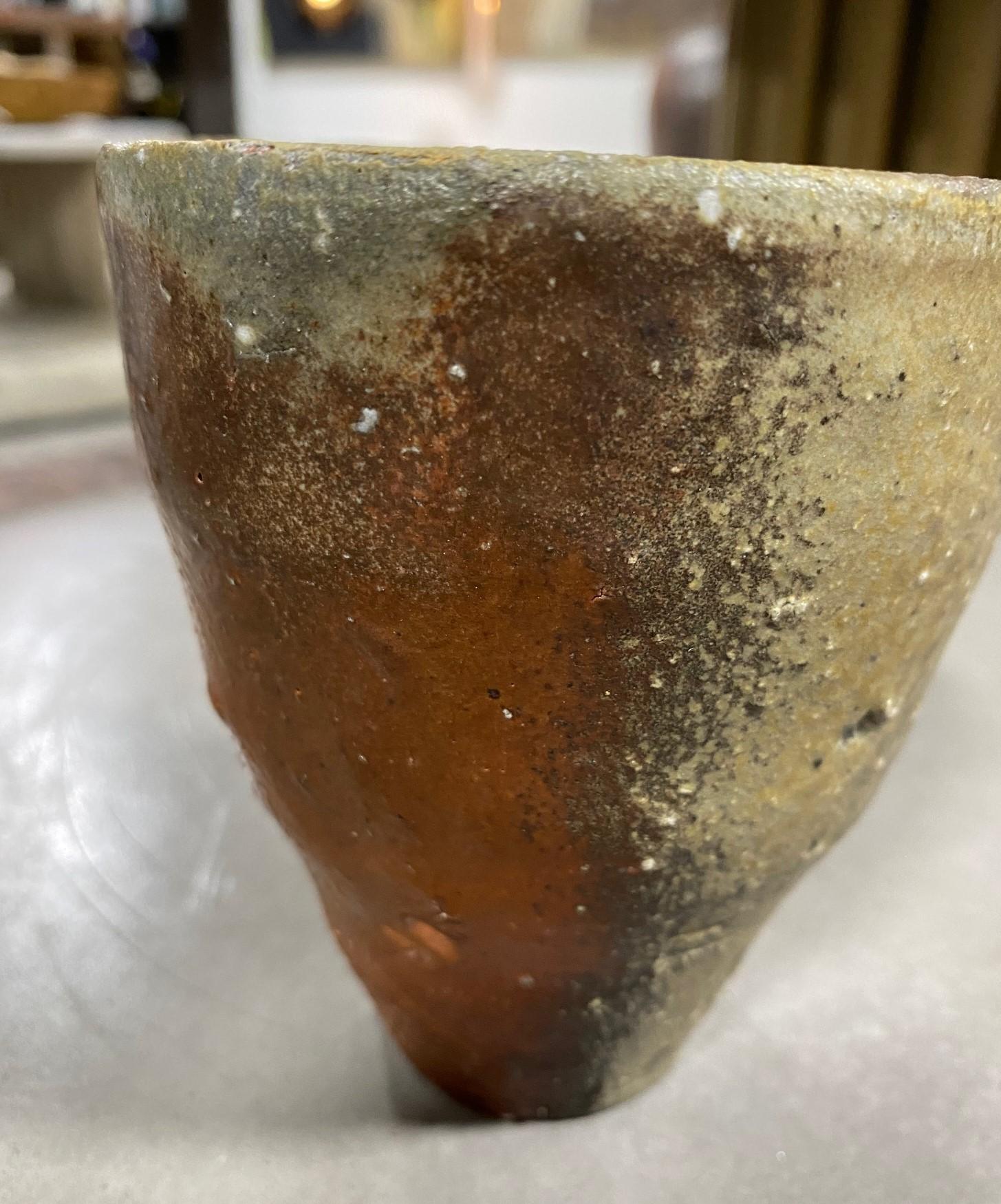 Japanese Signed Bizen Yaki Ware Ash Glaze Pottery Wabi-Sabi Tea Cup Vase In Good Condition In Studio City, CA