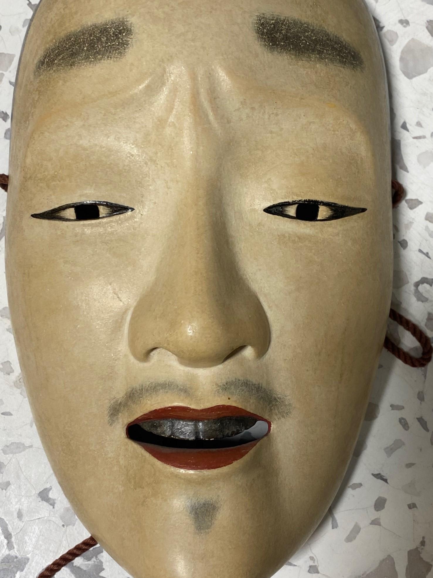 Masque de théâtre Noh en bois sculpté à la main, signé Chujo, première période Showa Bon état - En vente à Studio City, CA