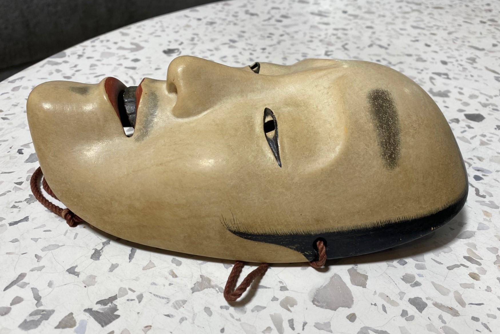 Japanische signierte handgeschnitzte Noh-Theatermaske aus Holz von Chujo aus der frühen Showa-Periode im Zustand „Gut“ im Angebot in Studio City, CA