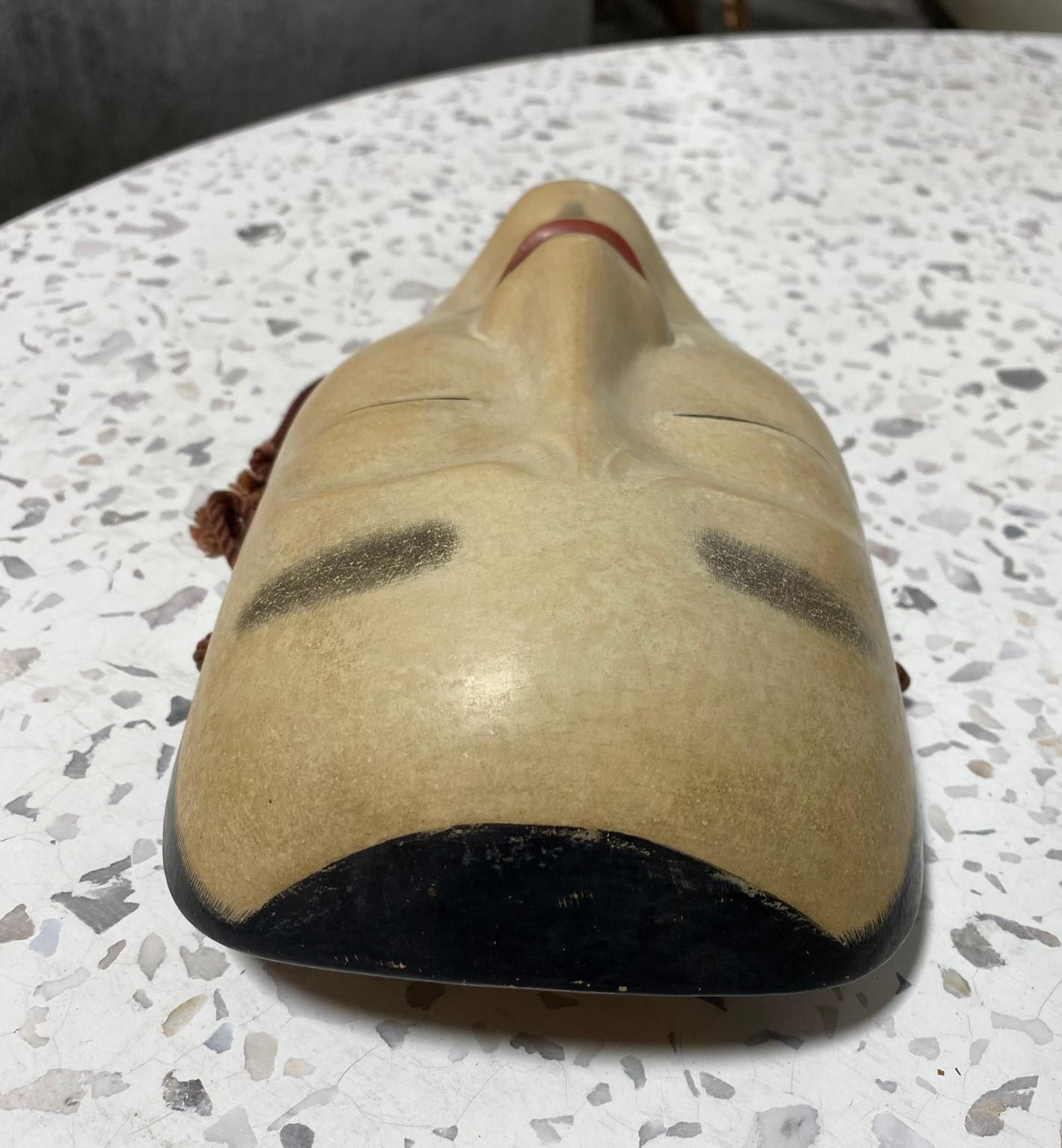 Japanische signierte handgeschnitzte Noh-Theatermaske aus Holz von Chujo aus der frühen Showa-Periode (20. Jahrhundert) im Angebot