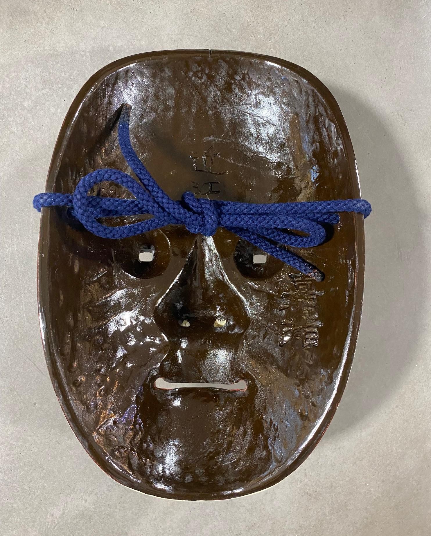 Japanische signierte handgeschnitzte Holznoh Theater- Omi-Onna-Maske aus Holz mit maßgefertigter Schachtel 1900er Jahre im Angebot 3