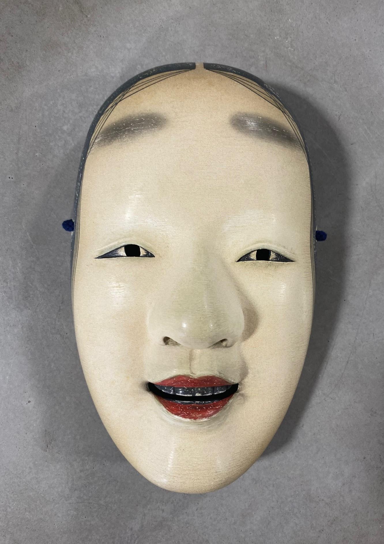 Eine wirklich schöne, wunderbar gearbeitete, verführerische Frauenmaske, die für das japanische Noh-Theater hergestellt wurde. 

Diese Maske ist handgefertigt und aus Naturholz und Lack geschnitzt.

Der Charakter und die Maske von Omi-Onna