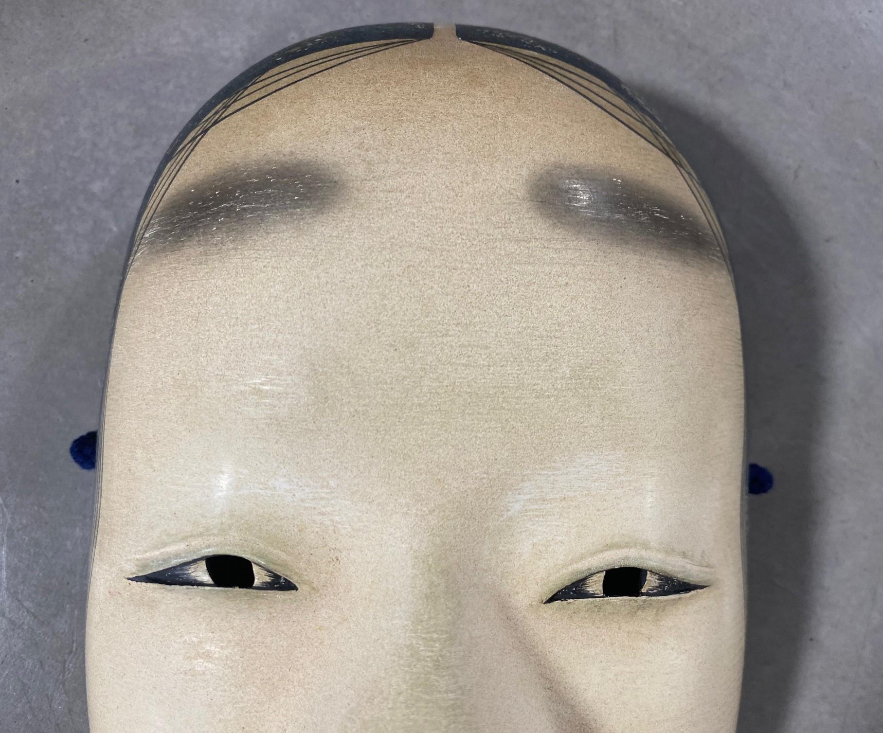 Japanische signierte handgeschnitzte Holznoh Theater- Omi-Onna-Maske aus Holz mit maßgefertigter Schachtel 1900er Jahre (Showa) im Angebot
