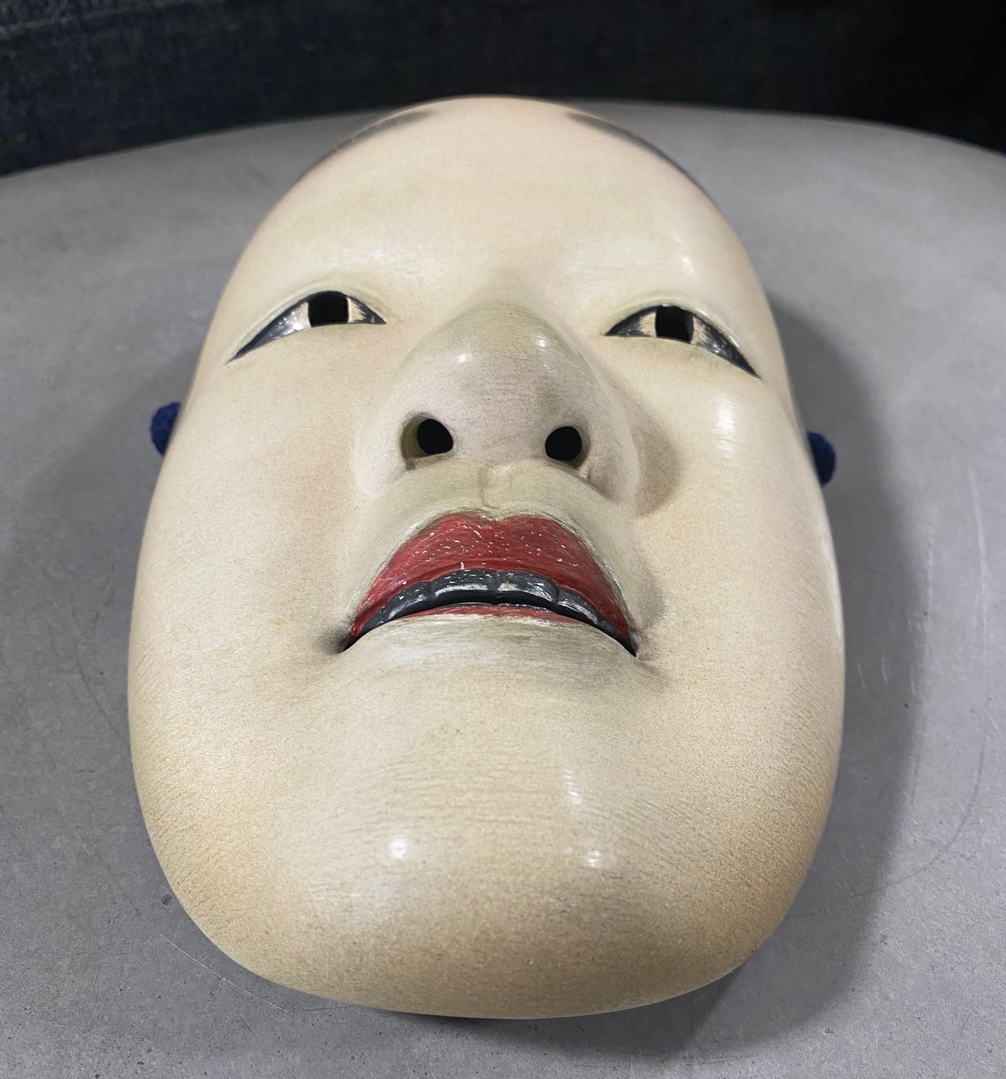 Japanische signierte handgeschnitzte Holznoh Theater- Omi-Onna-Maske aus Holz mit maßgefertigter Schachtel 1900er Jahre im Zustand „Gut“ im Angebot in Studio City, CA