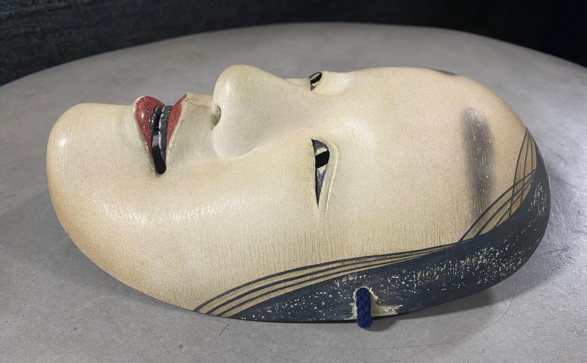 Japanische signierte handgeschnitzte Holznoh Theater- Omi-Onna-Maske aus Holz mit maßgefertigter Schachtel 1900er Jahre (20. Jahrhundert) im Angebot