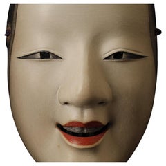 Japanische signierte Koomote-Maske, die eine junge Frau darstellt, die noch nicht zwanzig ist