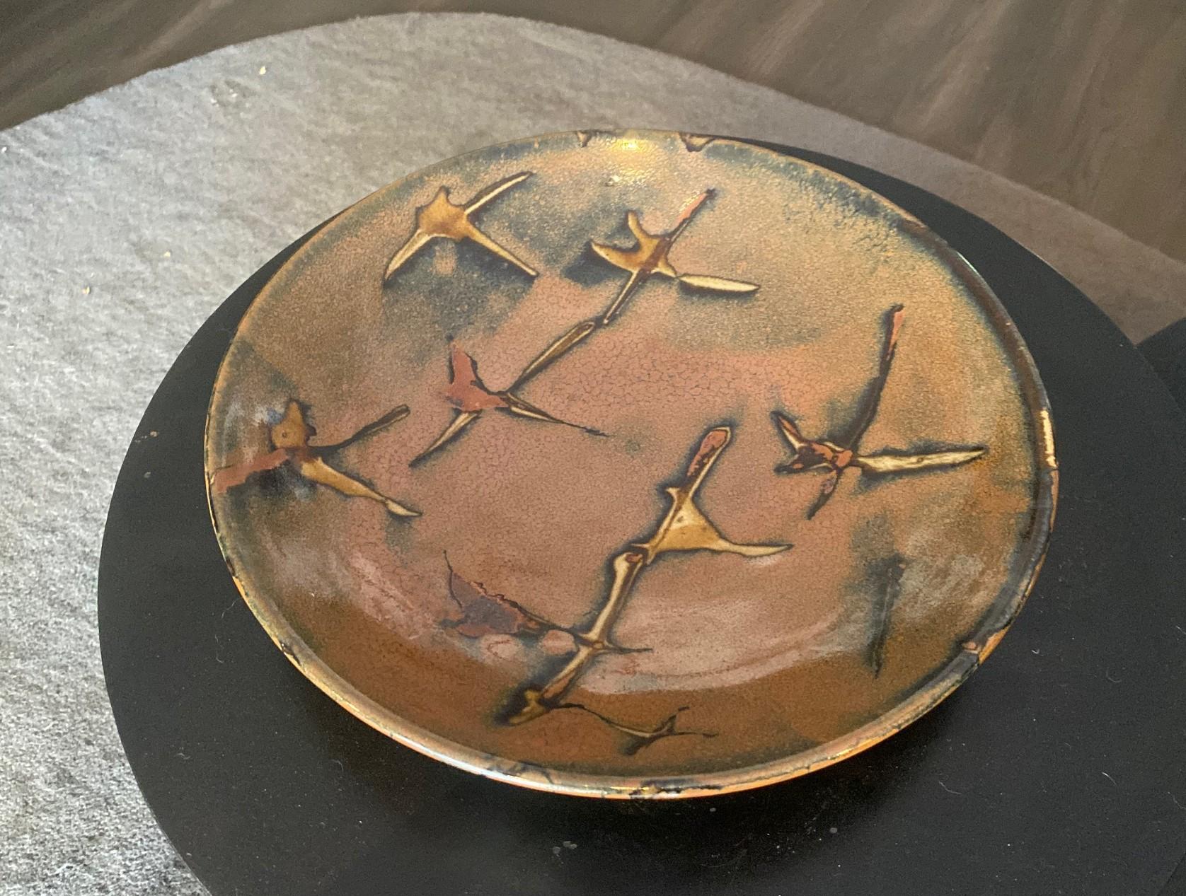 Eine sehr schöne, fachmännisch gefertigte, prächtig glasierte große japanische Mashiko Ware Mingei (Volkskunst) Keramik Teller / Ladegerät ganz ähnlich wie die Werke des Meisters Töpfer Shoji Hamada.  Das Stück ist mit der begehrten Kakiyu Kaki