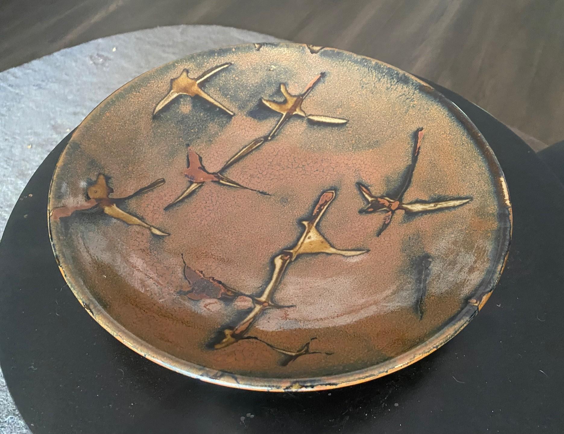 Japanischer signierter Mashiko Mingei Kunsttonteller in der Art von Shoji Hamada im Zustand „Gut“ im Angebot in Studio City, CA