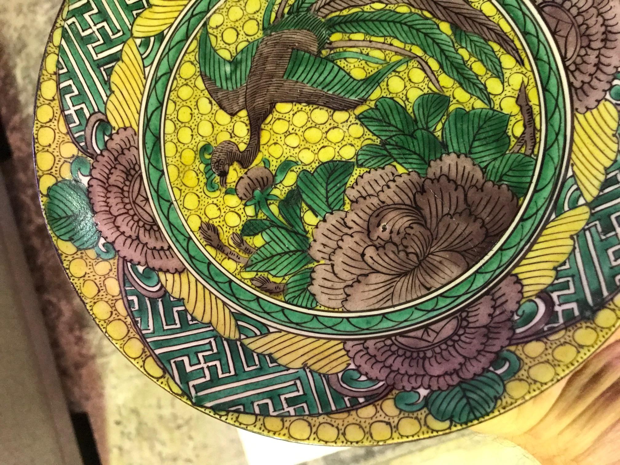 Ein wunderschön dekorierter, handbemalter japanischer Teller. 

Aus einer Sammlung japanischer Kunst, Töpferwaren und Artefakte.

Auf dem Sockel signiert oder gestempelt.

Abmessungen: 1.5