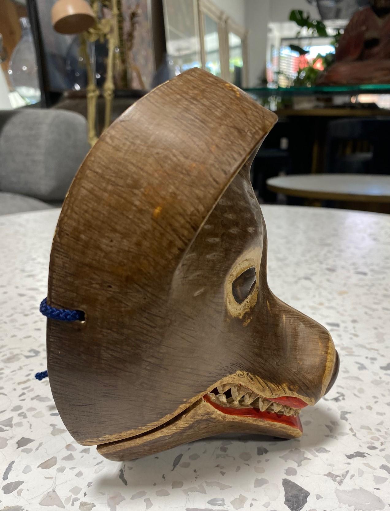 Masque japonais Showa en bois sculpté Kyogen Noh Theater Raccoon Dog Tanuki en vente 3