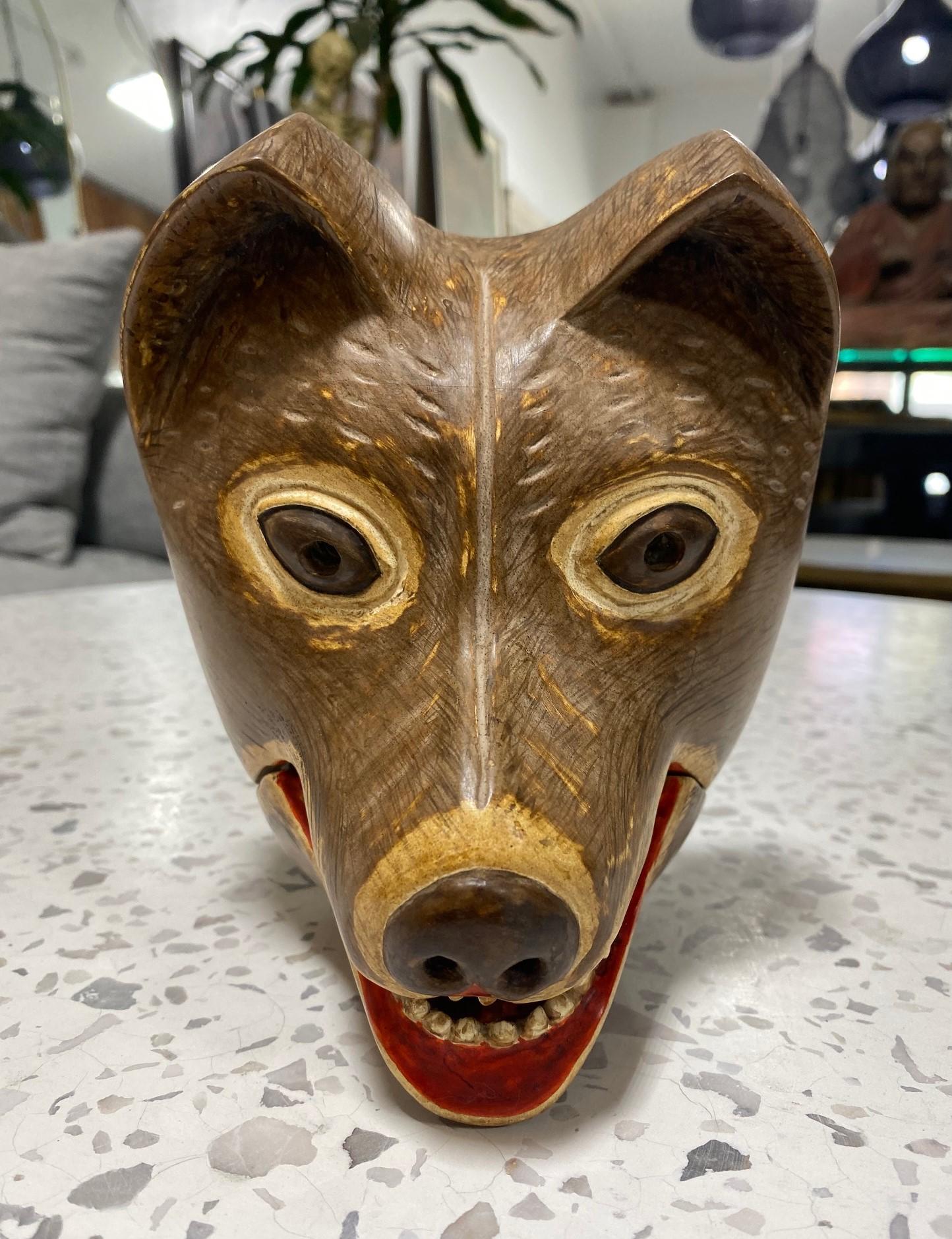 Un masque magnifique, merveilleusement conçu et très attachant, conçu pour le théâtre japonais Kyogen Noh.

Ce masque est assez rare, tout comme le masque de renard Kitsune avec lequel il est parfois confondu.  Il ressemble à un renard, mais il