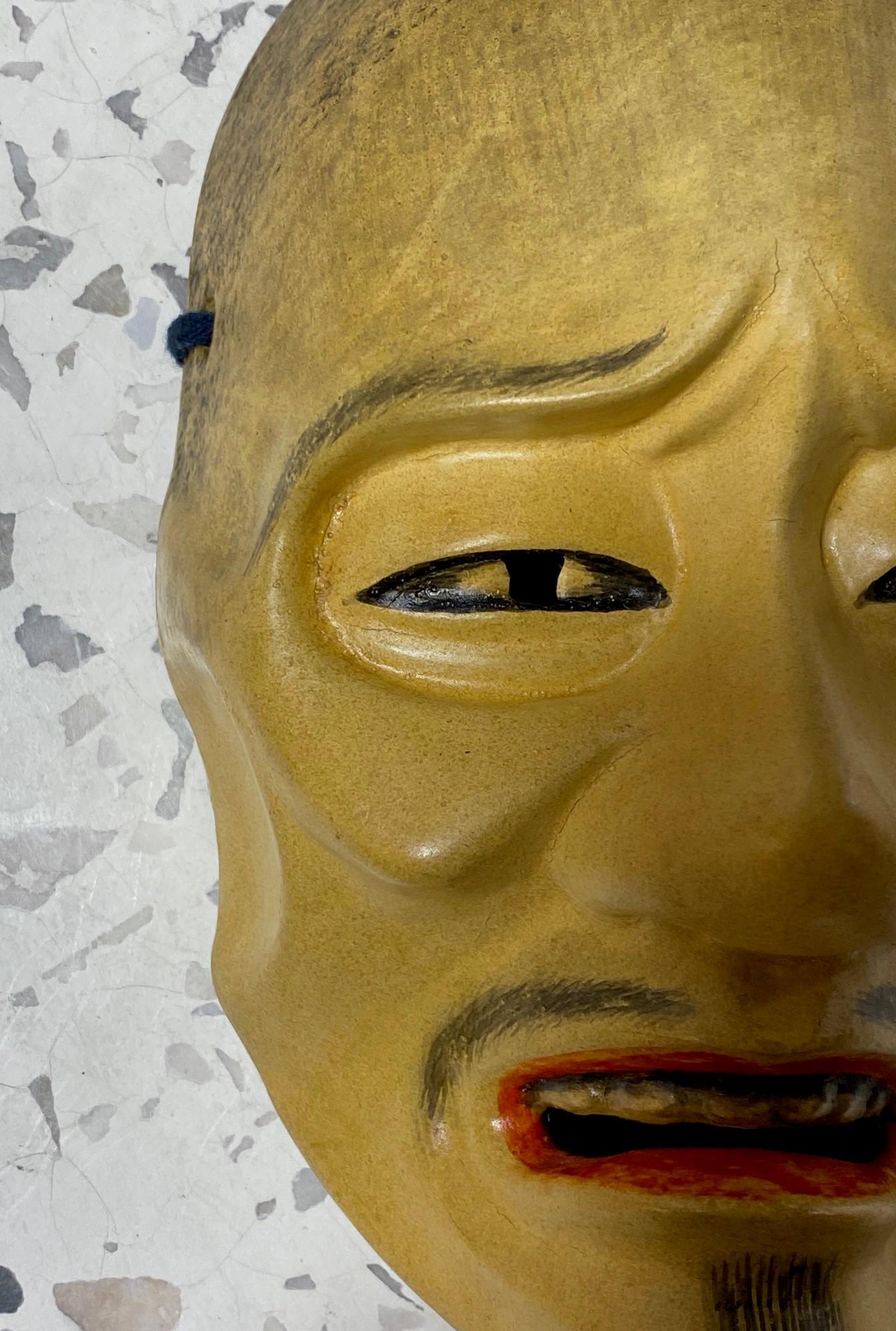 Japonais Masque de théâtre japonais Showa en bois sculpté à la main représentant un moine bouddhiste Shunkan en vente