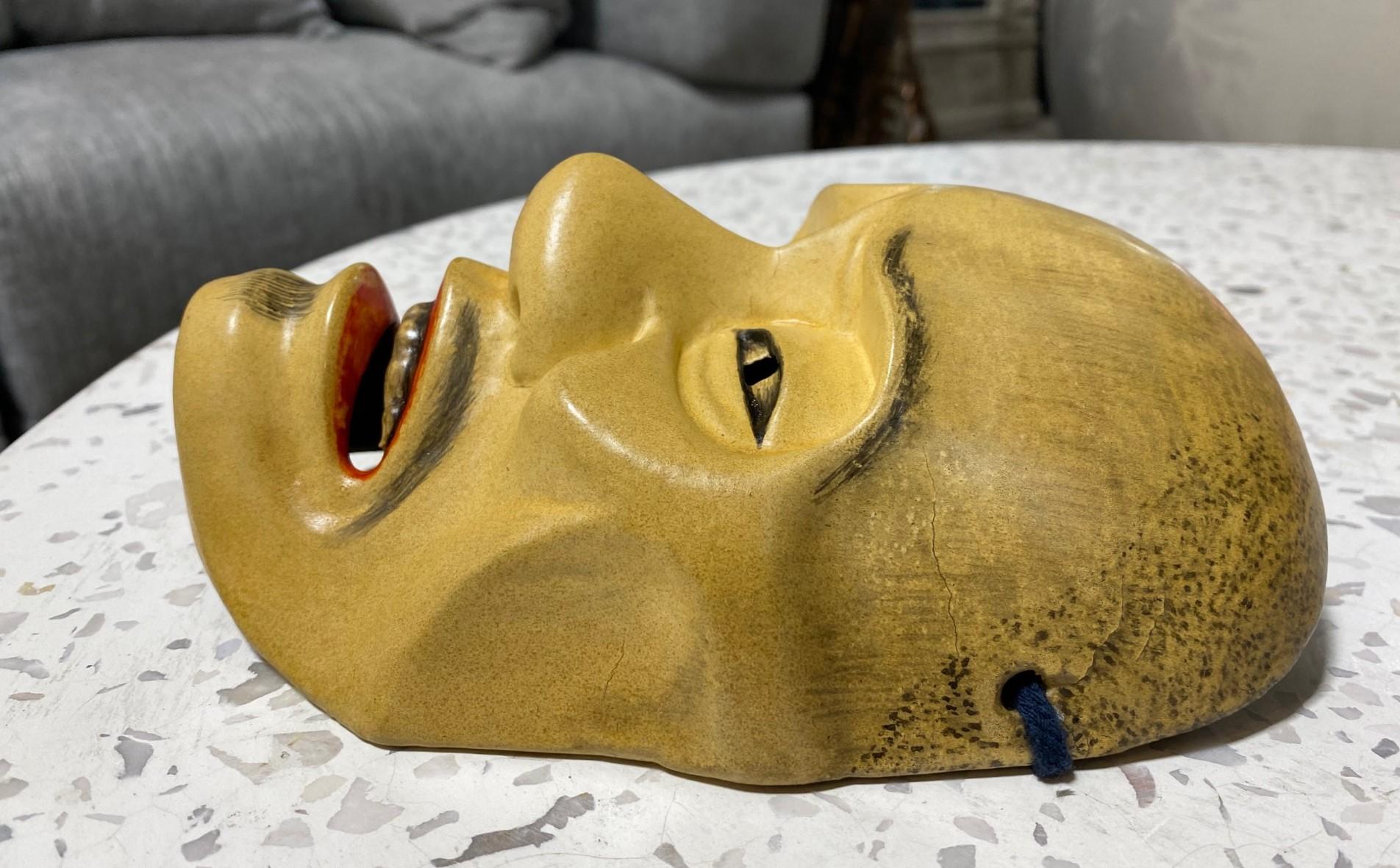 Masque de théâtre japonais Showa en bois sculpté à la main représentant un moine bouddhiste Shunkan en vente 2