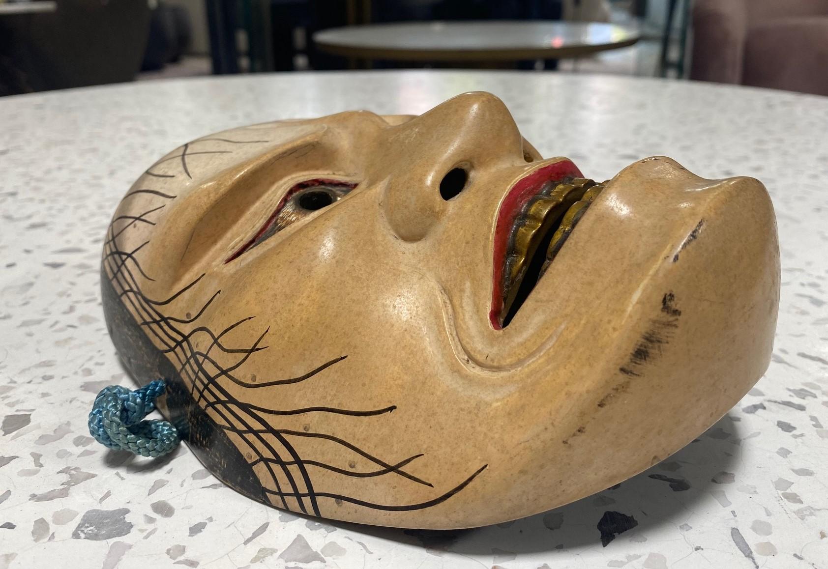 Legno Maschera del teatro Noh giapponese firmata Showa intagliata a mano in legno del demone Hashihime 橋姫 in vendita
