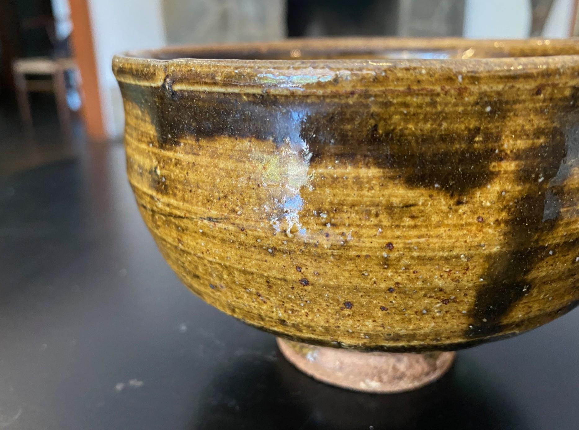 Japanese Signed Wabi-Sabi Pottery Glazed Chawan Tea Bowl Style of Bernard Leach For Sale 4