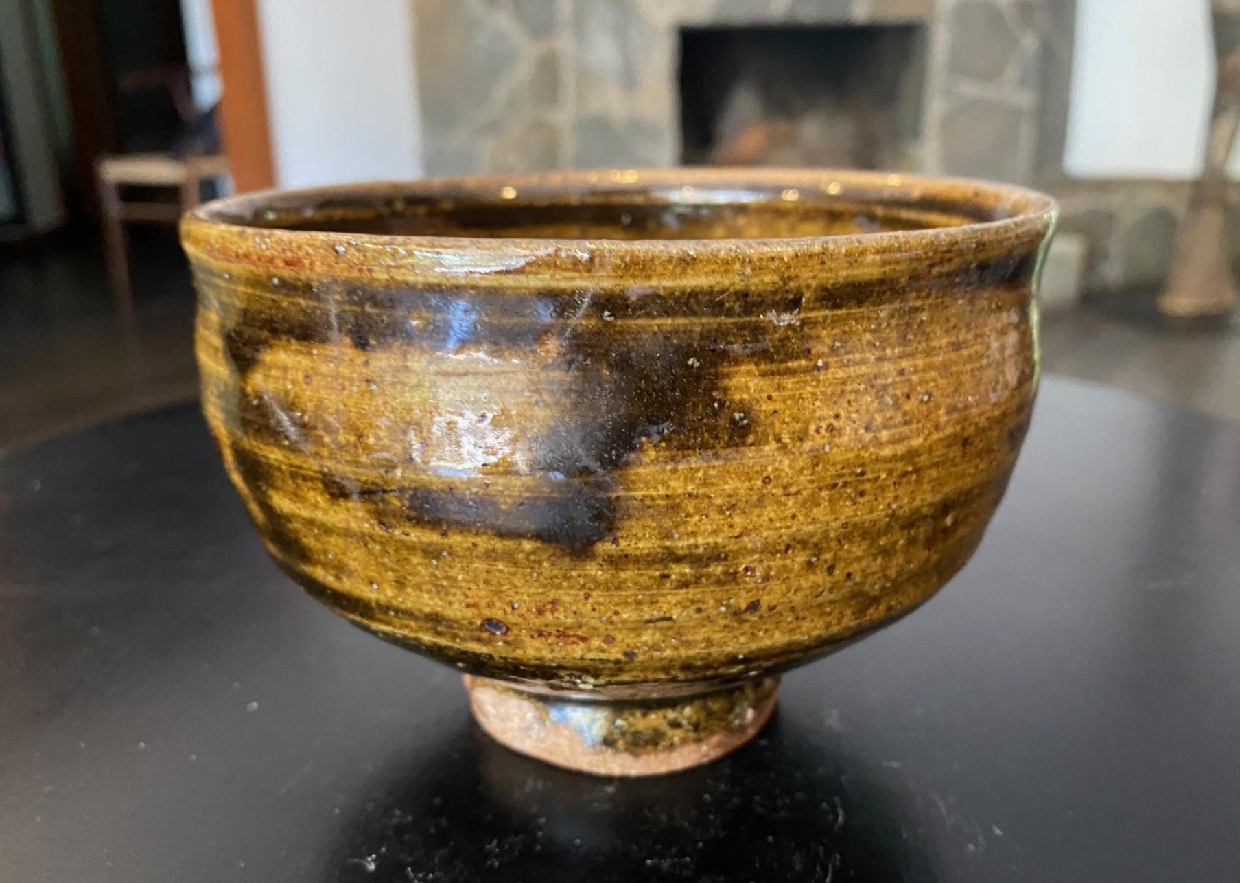 Japanese Signed Wabi-Sabi Pottery Glazed Chawan Tea Bowl Style of Bernard Leach In Good Condition For Sale In Studio City, CA