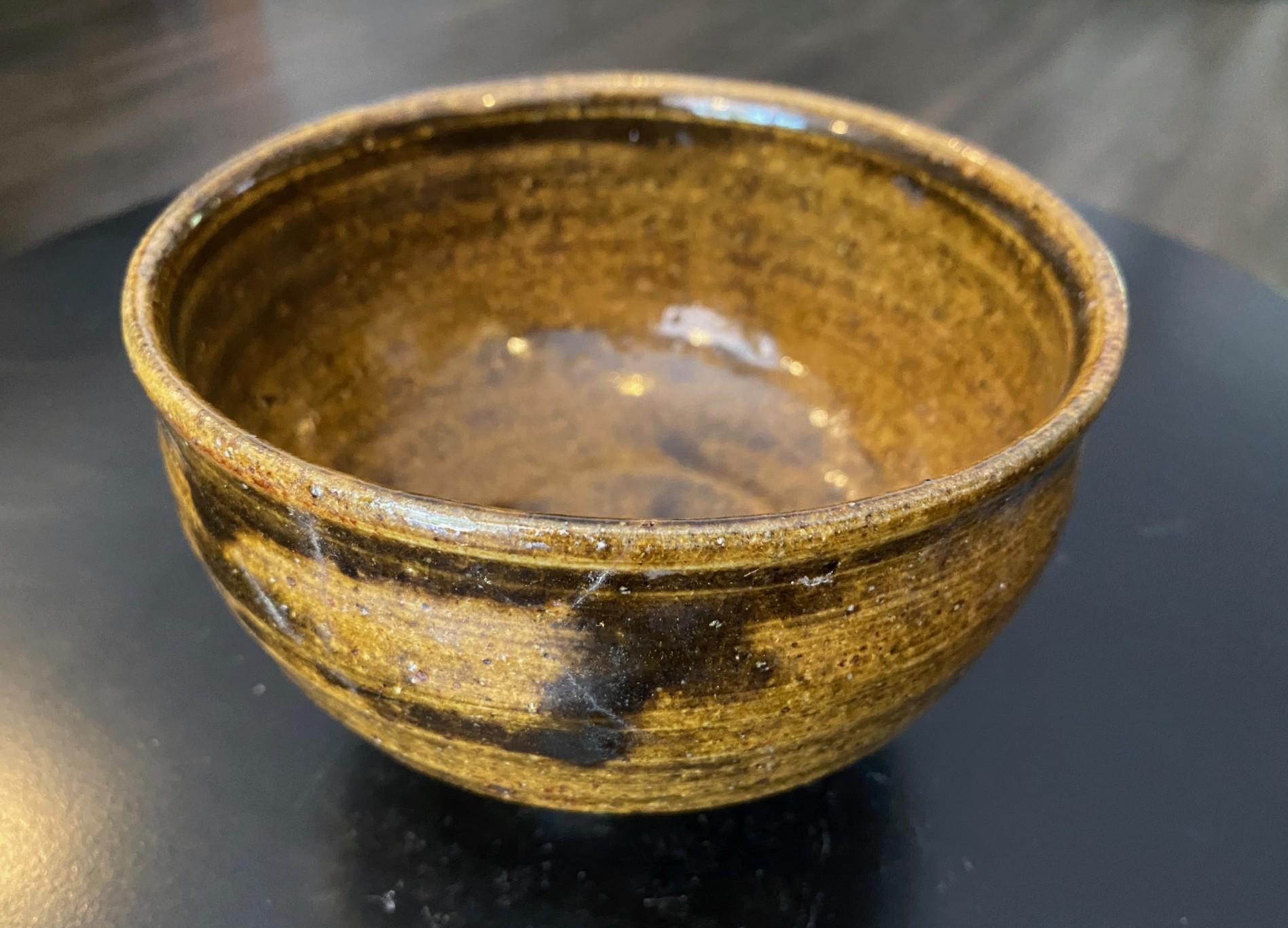 20th Century Japanese Signed Wabi-Sabi Pottery Glazed Chawan Tea Bowl Style of Bernard Leach For Sale