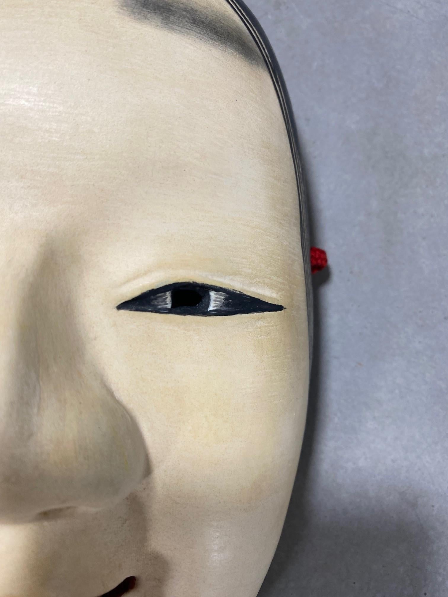 Japanische, signierte, geschnitzte Noh-Theatermaske aus Waka-Onna oder Ko-Omote-Holz, Showa 1900er Jahre im Zustand „Gut“ im Angebot in Studio City, CA