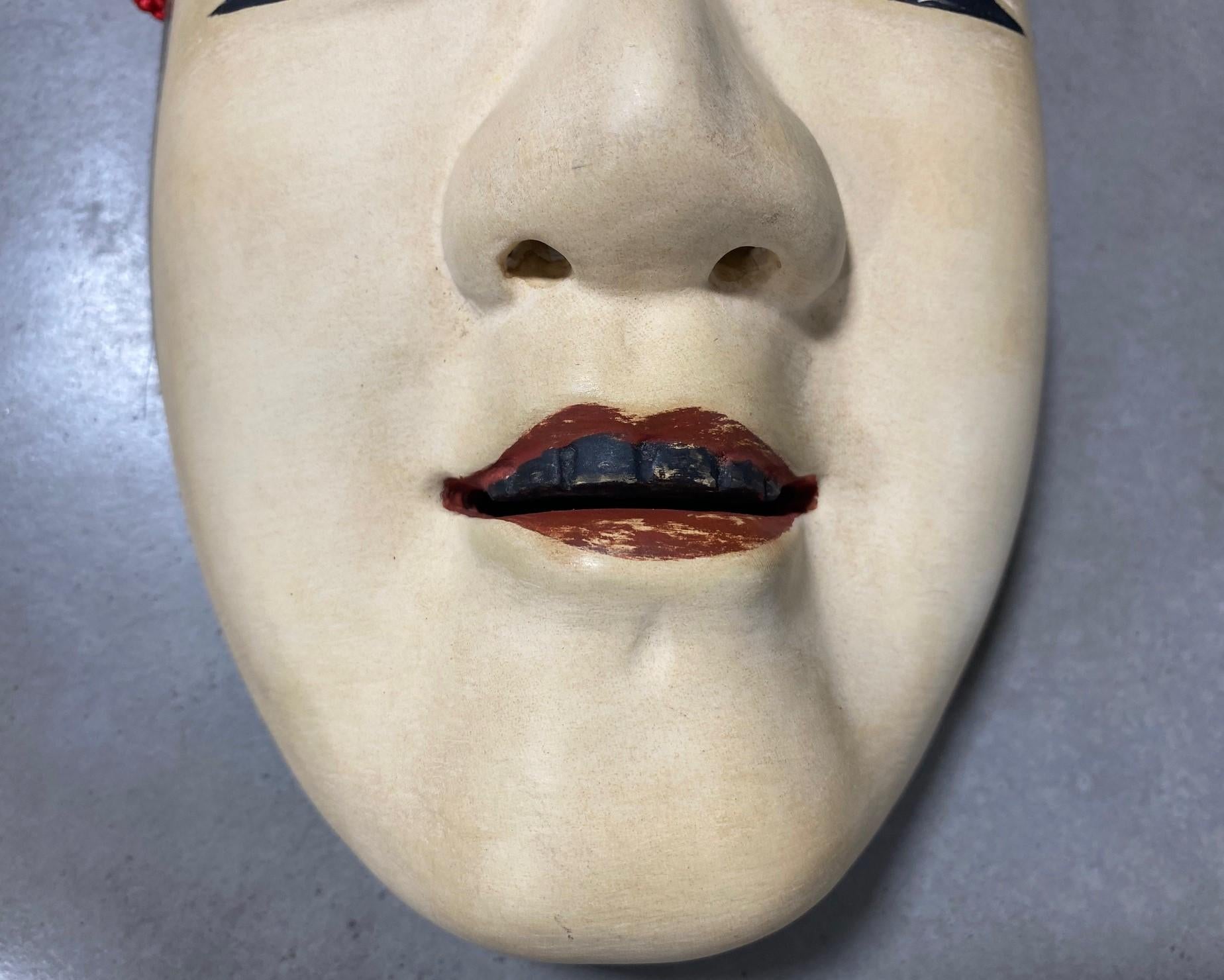 Japanische, signierte, geschnitzte Noh-Theatermaske aus Waka-Onna oder Ko-Omote-Holz, Showa 1900er Jahre im Angebot 1