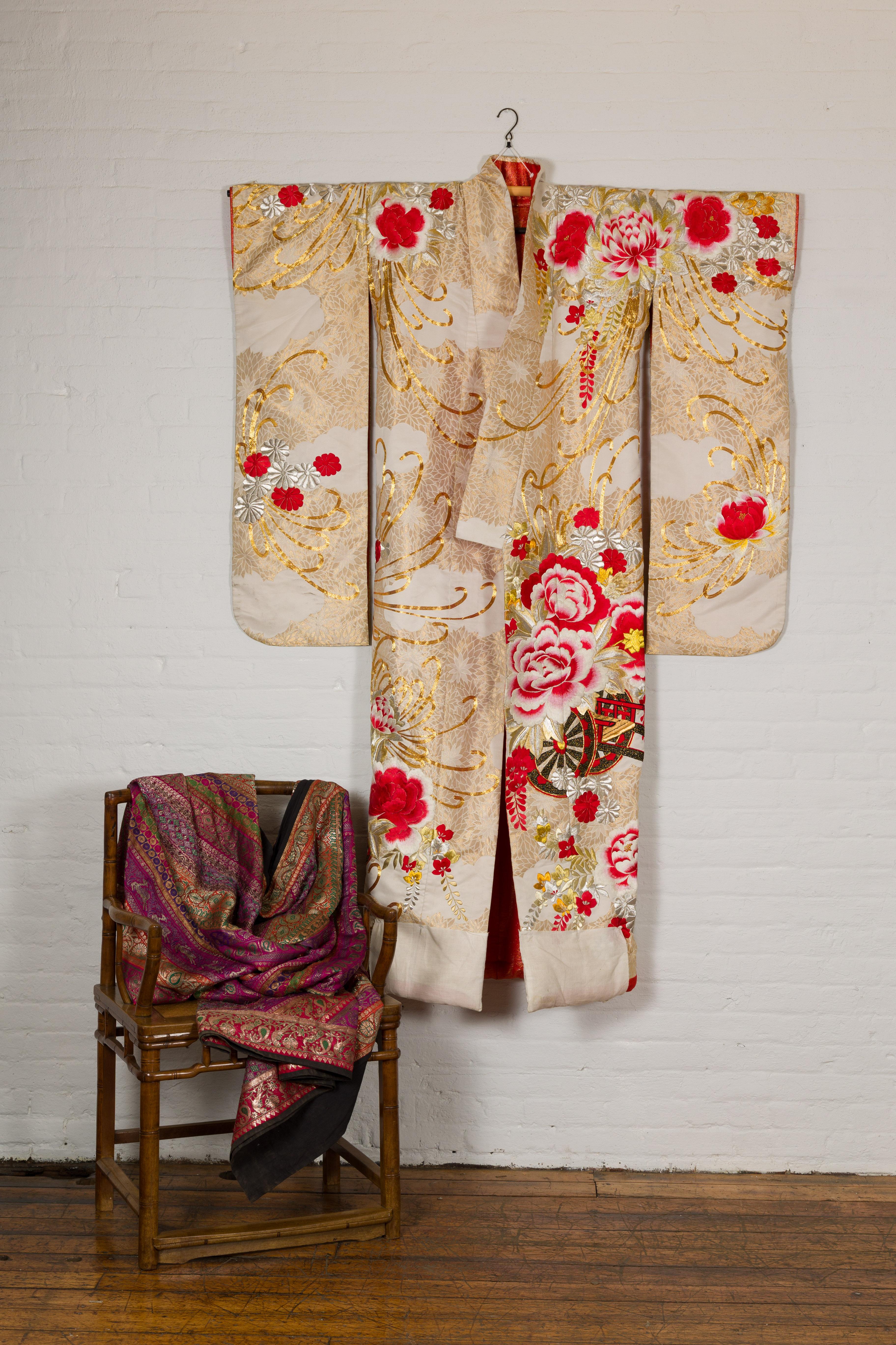 Kimono vintage en soie avec broderie dorée, argentée et rouge en vente 4