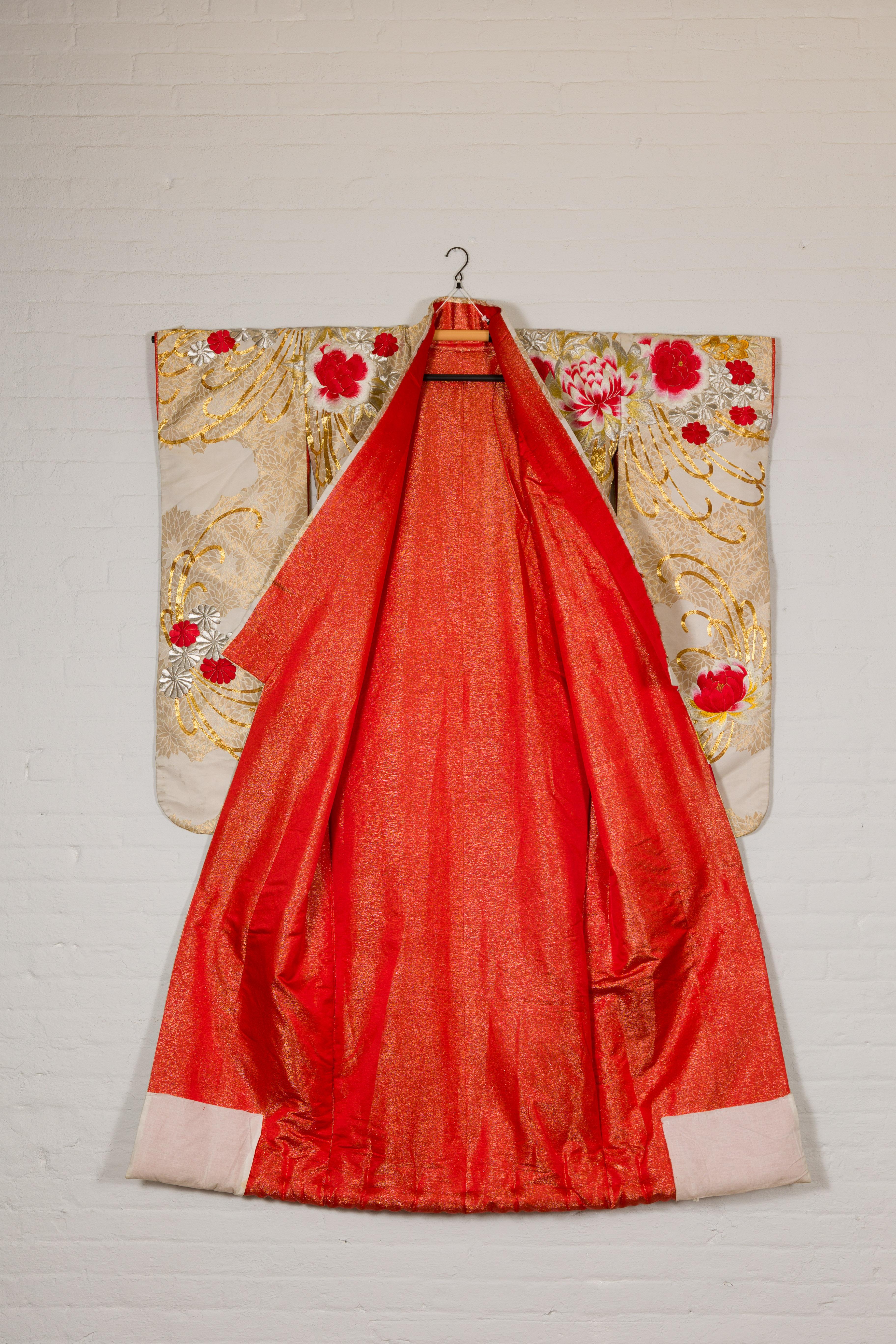 Kimono vintage en soie avec broderie dorée, argentée et rouge en vente 5